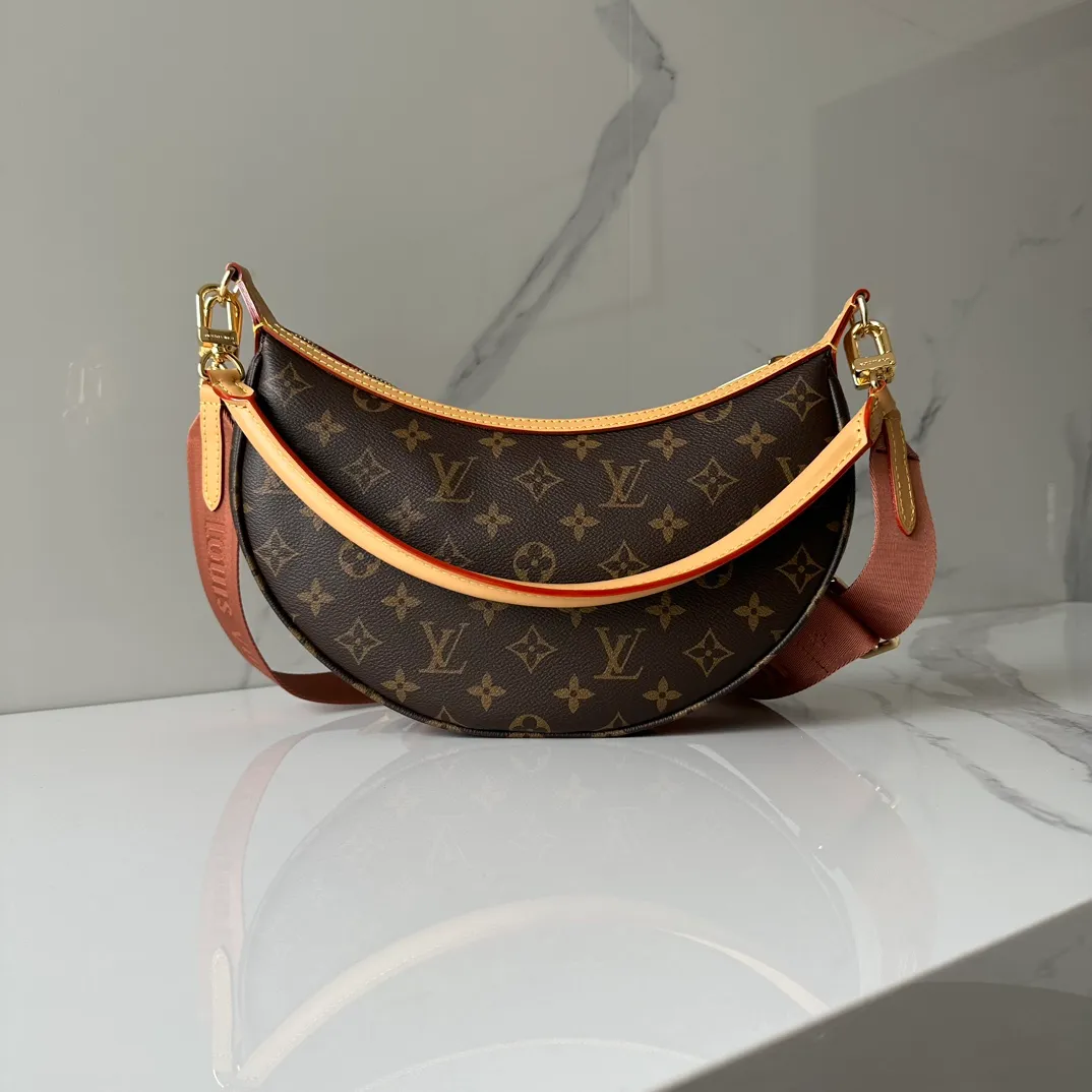 💰940 The top original Loop Hobo handbag M12939 combines Monogram coated canvas and Monogram Reverse coated canvas, with leather corners to define the trendy half-moon silhouette. Both detachable handles and adjustable shoulder strap allow for a variety of carrying options. Dimensions: 22 x 9 x 33 cm (H x W x Length)