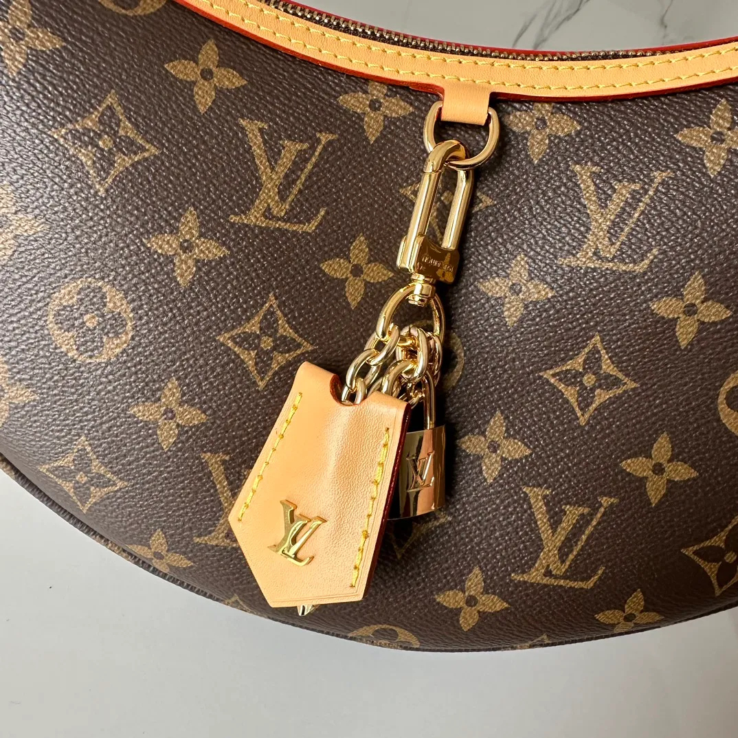 💰940 The top original Loop Hobo handbag M12939 combines Monogram coated canvas and Monogram Reverse coated canvas, with leather corners to define the trendy half-moon silhouette. Both detachable handles and adjustable shoulder strap allow for a variety of carrying options. Dimensions: 22 x 9 x 33 cm (H x W x Length)