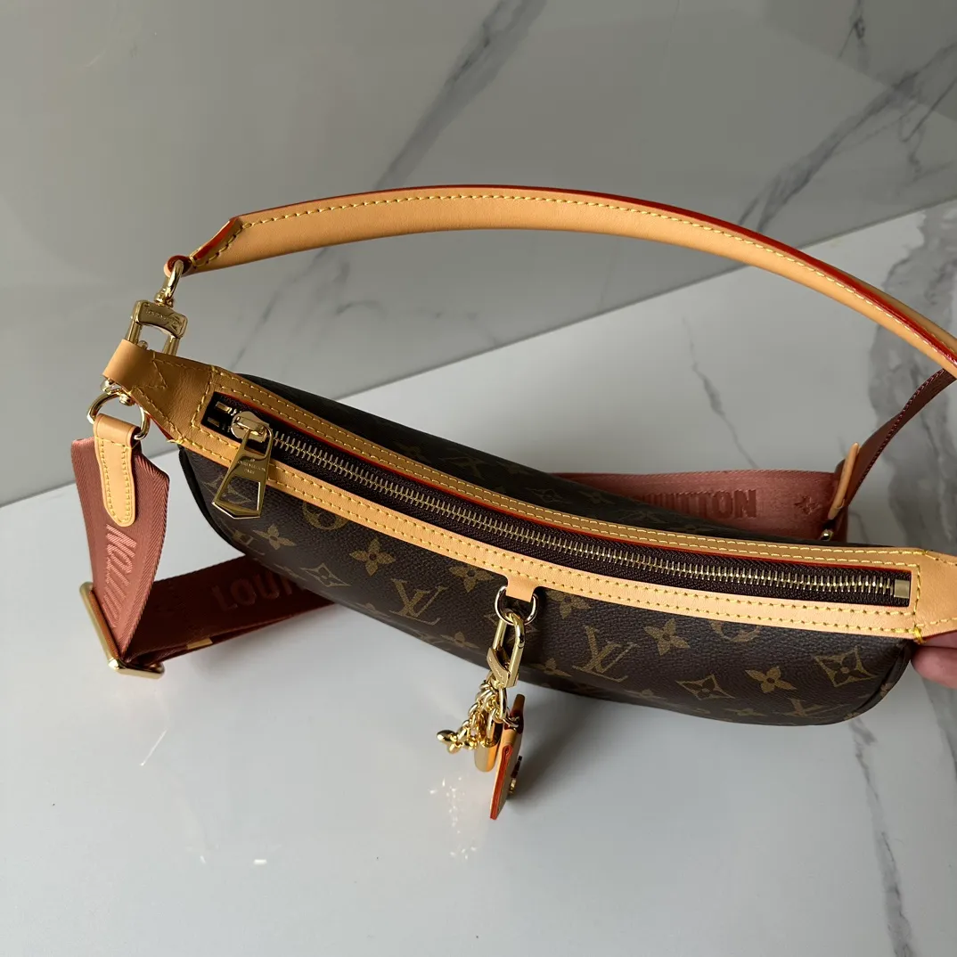 💰940 The top original Loop Hobo handbag M12939 combines Monogram coated canvas and Monogram Reverse coated canvas, with leather corners to define the trendy half-moon silhouette. Both detachable handles and adjustable shoulder strap allow for a variety of carrying options. Dimensions: 22 x 9 x 33 cm (H x W x Length)