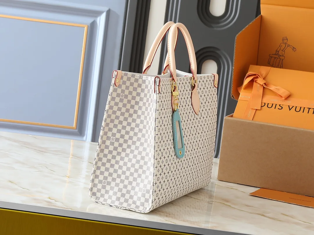 💰260💰Upgraded from the original M13158 M45039 M45321 M44571 This Onthego medium handbag is decorated with classic Monogram canvas and Monogram Reverse canvas on both sides, presenting completely different styles. Toron's dual handles and shoulder strap allow for a variety of carrying options. Dimensions: 34.0 x 26.0 x 13.0 cm (length x height x width)