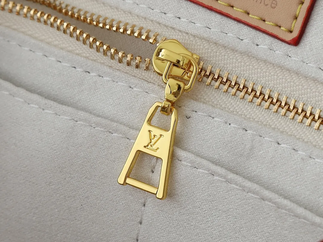 💰260💰Upgraded from the original M13158 M45039 M45321 M44571 This Onthego medium handbag is decorated with classic Monogram canvas and Monogram Reverse canvas on both sides, presenting completely different styles. Toron's dual handles and shoulder strap allow for a variety of carrying options. Dimensions: 34.0 x 26.0 x 13.0 cm (length x height x width)