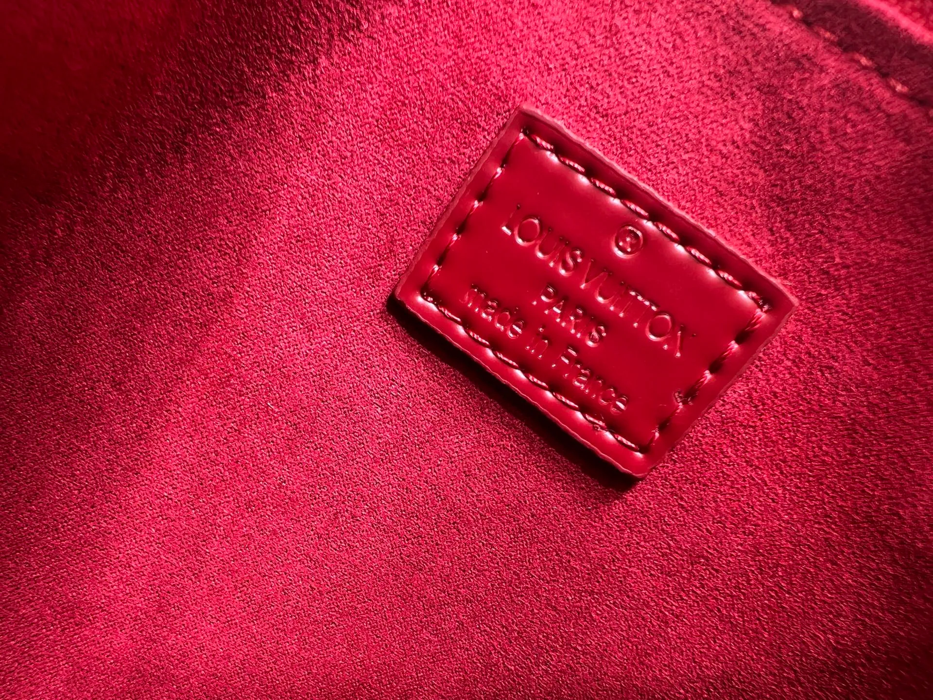 Batch 300💰Large size Upgraded original model Newly arrived OPEN HANDBAG handbag M44816 M44815 M44818 Black Pink Red Presbyopia Open Handbag Made of selected Monogram canvas, embellished with classic details, including side branches and two-sided textured leather trim, gold rivets and nails classic leather luggage tags, top handles and detachable and adjustable length shoulder straps. Large 35x24x15, small 29.0×19.0×10.0cm
