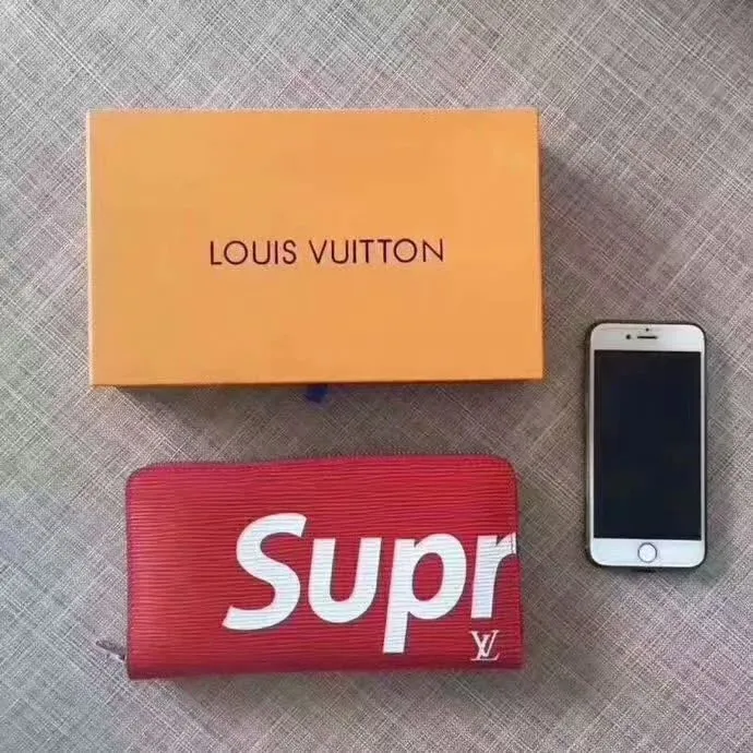 P140 Large M67543 Single Pull Incorporates Supreme's iconic rectangular Box logo into the new Monogram pattern. In addition to the strong collaboration between the two fashion symbols, this special collaboration also symbolizes the passionate dance of New York street style and Louis Vuitton's French elegance. Louis Vuitton embarks on a creative journey of integrating different things to create new highlights. Size 21.11