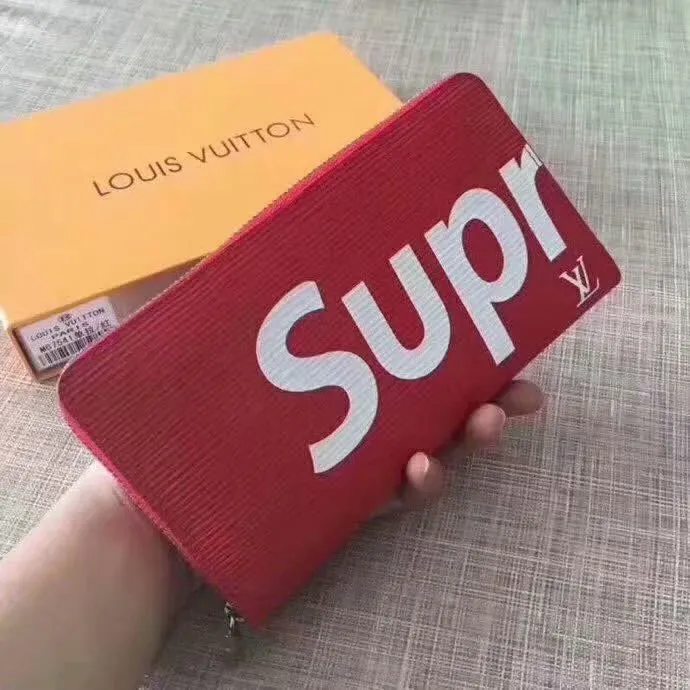 P140 Large M67543 Single Pull Incorporates Supreme's iconic rectangular Box logo into the new Monogram pattern. In addition to the strong collaboration between the two fashion symbols, this special collaboration also symbolizes the passionate dance of New York street style and Louis Vuitton's French elegance. Louis Vuitton embarks on a creative journey of integrating different things to create new highlights. Size 21.11
