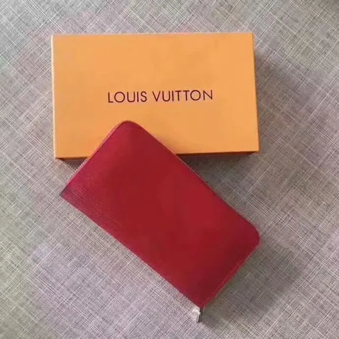 P140 Large M67543 Single Pull Incorporates Supreme's iconic rectangular Box logo into the new Monogram pattern. In addition to the strong collaboration between the two fashion symbols, this special collaboration also symbolizes the passionate dance of New York street style and Louis Vuitton's French elegance. Louis Vuitton embarks on a creative journey of integrating different things to create new highlights. Size 21.11