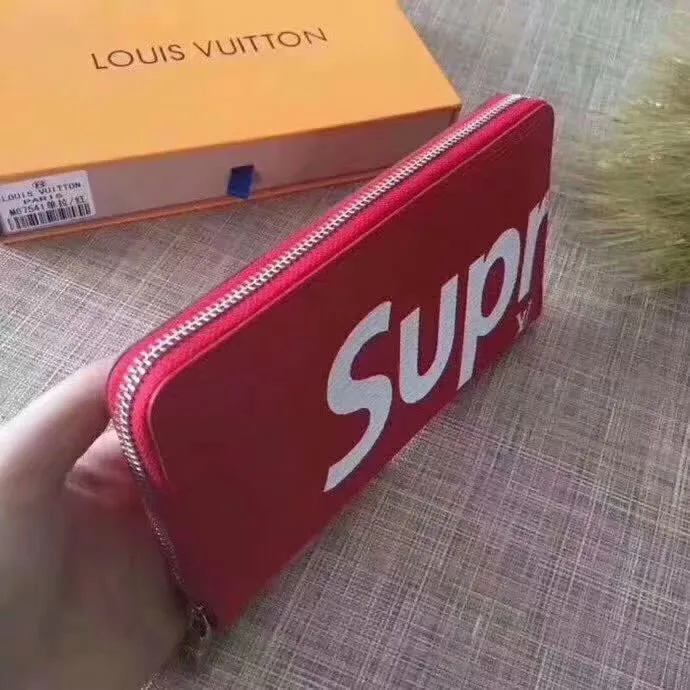 P140 Large M67543 Single Pull Incorporates Supreme's iconic rectangular Box logo into the new Monogram pattern. In addition to the strong collaboration between the two fashion symbols, this special collaboration also symbolizes the passionate dance of New York street style and Louis Vuitton's French elegance. Louis Vuitton embarks on a creative journey of integrating different things to create new highlights. Size 21.11