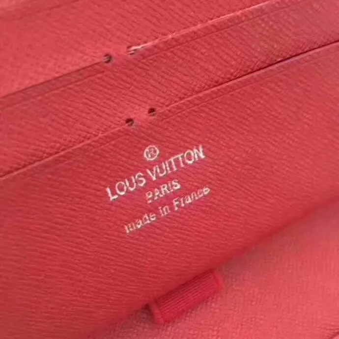 P140 Large M67543 Single Pull Incorporates Supreme's iconic rectangular Box logo into the new Monogram pattern. In addition to the strong collaboration between the two fashion symbols, this special collaboration also symbolizes the passionate dance of New York street style and Louis Vuitton's French elegance. Louis Vuitton embarks on a creative journey of integrating different things to create new highlights. Size 21.11