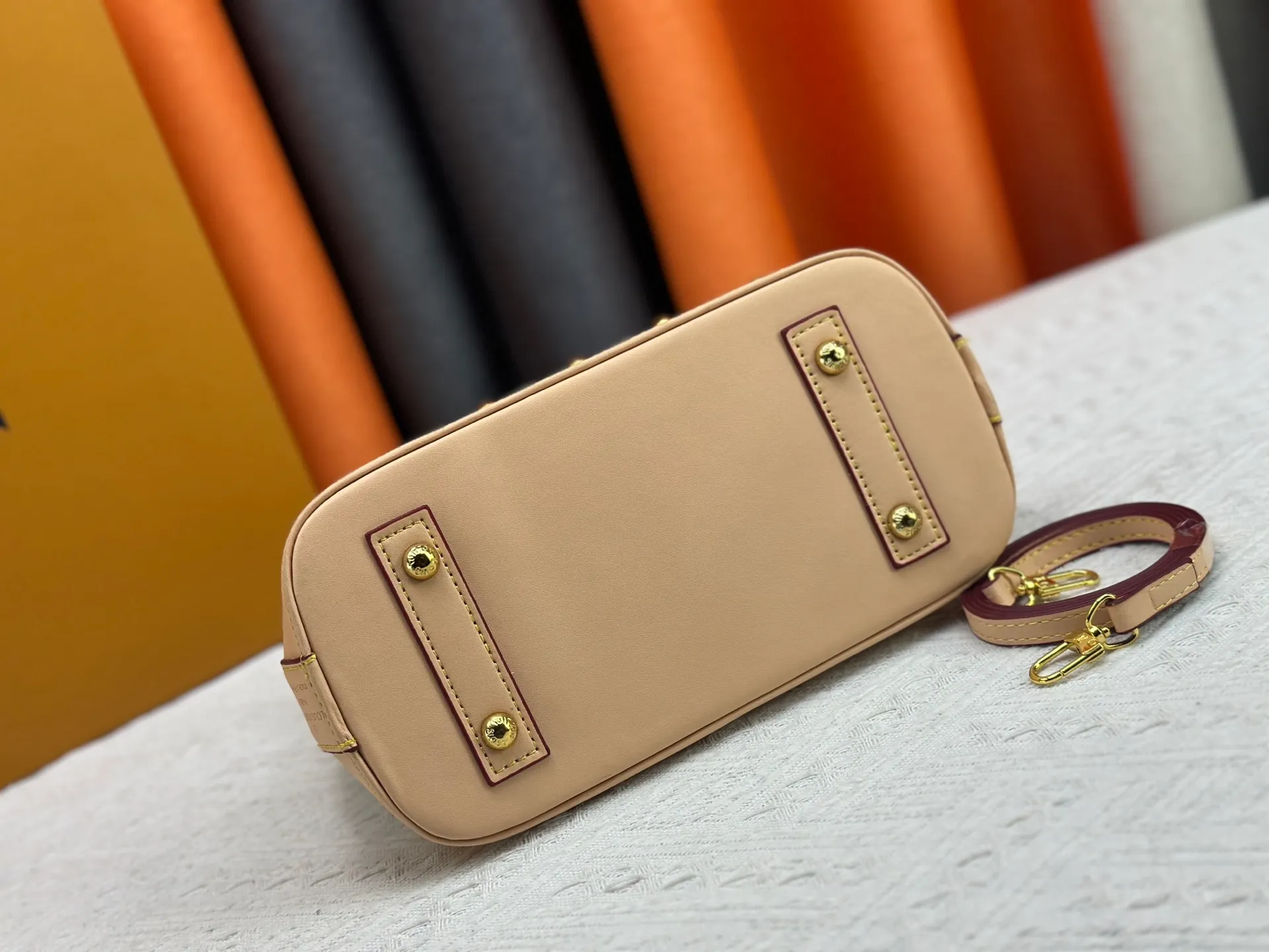 P300 Upgraded original M13078 M53152 This Alma BB handbag exudes the cheerful style of the Louis Vuitton x Murakami collaboration series, cleverly recalling the Art Deco design of the 1930s. Monogram coated canvas renders Murakami's playful tones, while classic calfskin touches the Toron handle, base, detachable shoulder strap and LV x TM key holder. 17.5 x 11.5 x 23.5 cm (height x width x length)