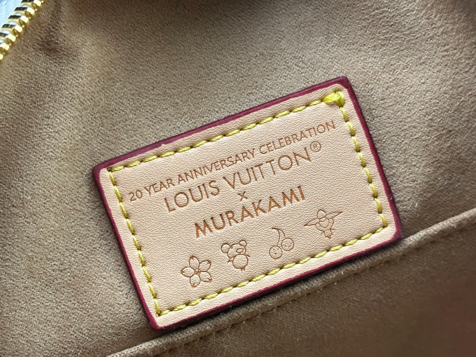 P300 Upgraded original M13078 M53152 This Alma BB handbag exudes the cheerful style of the Louis Vuitton x Murakami collaboration series, cleverly recalling the Art Deco design of the 1930s. Monogram coated canvas renders Murakami's playful tones, while classic calfskin touches the Toron handle, base, detachable shoulder strap and LV x TM key holder. 17.5 x 11.5 x 23.5 cm (height x width x length)