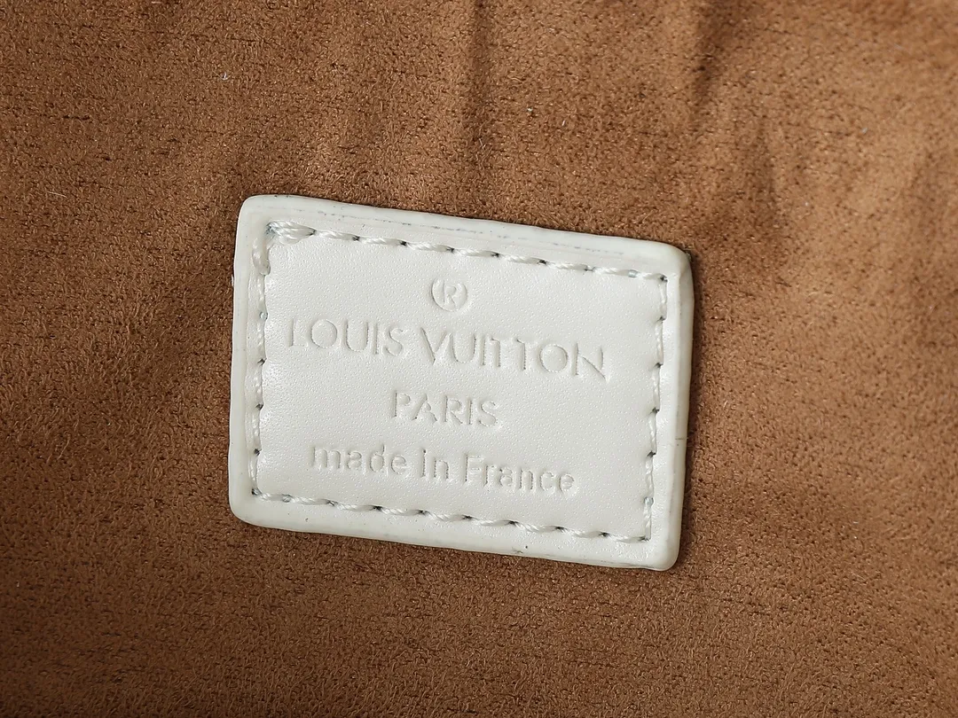 💰220💰Upgraded original M81945 M82411 M82717 This Nano Alma handbag is a pocket-sized version of Louis Vuitton's classic Alma handbag, this time made of iconic Epi grain leather. The compact design has ample space to easily store smartphones, keys, card holders, travel fragrances and other travel essentials. The handles and removable and adjustable shoulder strap allow for a variety of carrying options. Dimensions: 18 x 12 x 8 cm (length x height x width)