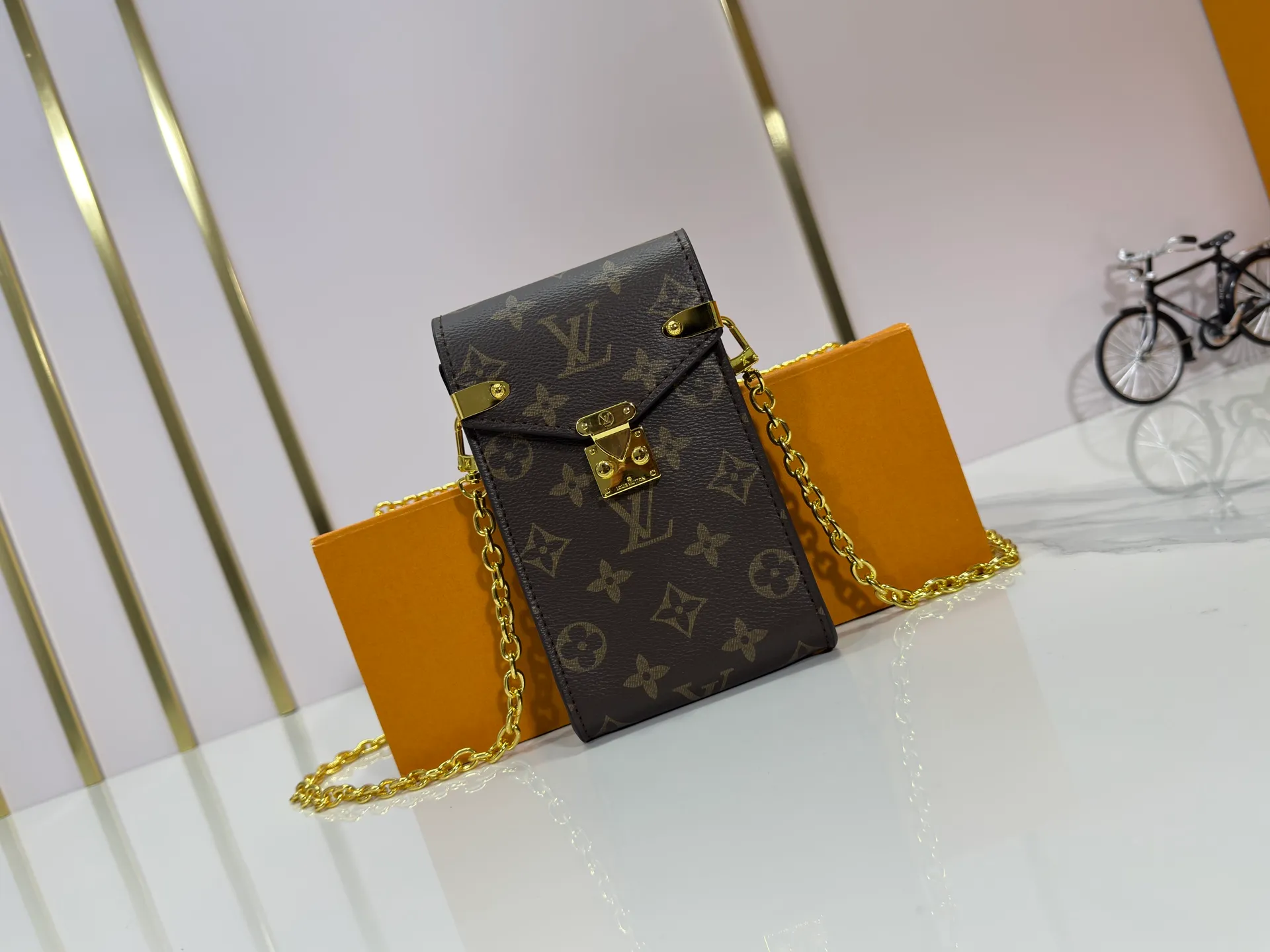 P220 Upgraded original M13572 This Métis mobile phone bag draws inspiration from Louis Vuitton's classic luggage, and is made of a whole piece of Monogram canvas to create an exquisite structure. The S-lock clasp and metal corners speak of the brand's long tradition of boxmaking. Attach the removable chain to instantly be hands-free. Dimensions: 10.4 x 17.5 x 4.0 cm (length x height x width)