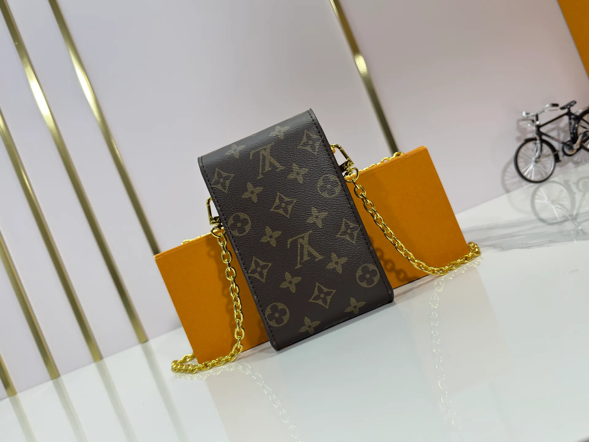 P220 Upgraded original M13572 This Métis mobile phone bag draws inspiration from Louis Vuitton's classic luggage, and is made of a whole piece of Monogram canvas to create an exquisite structure. The S-lock clasp and metal corners speak of the brand's long tradition of boxmaking. Attach the removable chain to instantly be hands-free. Dimensions: 10.4 x 17.5 x 4.0 cm (length x height x width)