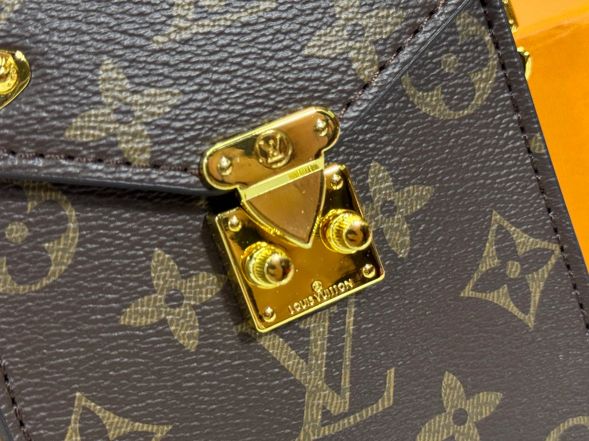 P220 Upgraded original M13572 This Métis mobile phone bag draws inspiration from Louis Vuitton's classic luggage, and is made of a whole piece of Monogram canvas to create an exquisite structure. The S-lock clasp and metal corners speak of the brand's long tradition of boxmaking. Attach the removable chain to instantly be hands-free. Dimensions: 10.4 x 17.5 x 4.0 cm (length x height x width)