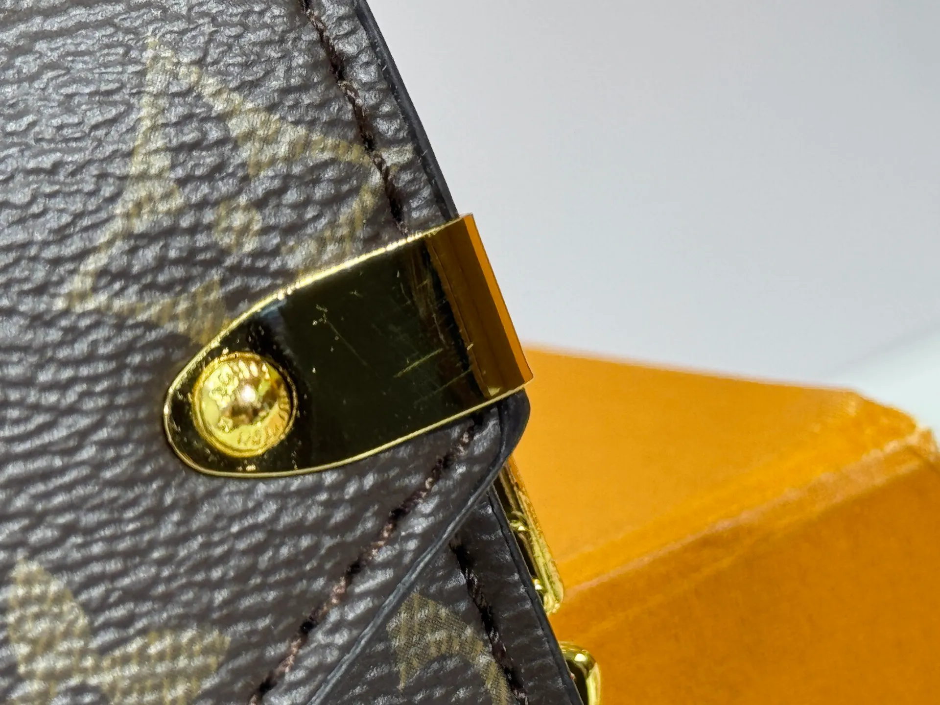 P220 Upgraded original M13572 This Métis mobile phone bag draws inspiration from Louis Vuitton's classic luggage, and is made of a whole piece of Monogram canvas to create an exquisite structure. The S-lock clasp and metal corners speak of the brand's long tradition of boxmaking. Attach the removable chain to instantly be hands-free. Dimensions: 10.4 x 17.5 x 4.0 cm (length x height x width)