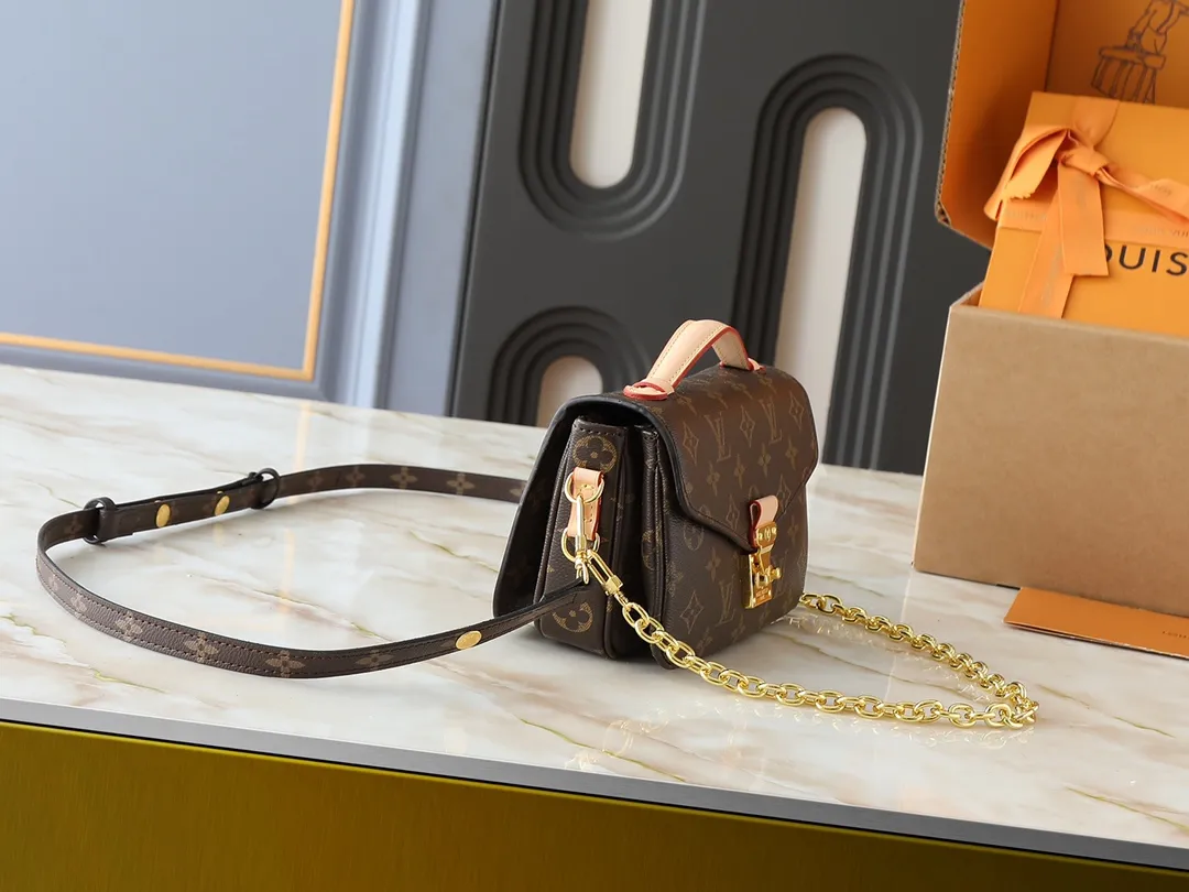 💰220💰M46279 This LV messenger bag comes in a small size. The East West Métis handbag adopts a fashionable shoulder school bag shape, which is full of trend. The compact bag is made from the brand's Monogram canvas, equipped with a chic S-lock closure and stylish top handles, and has a shiny polished surface. Versatile and spacious. The removable long shoulder strap makes it easy to carry on the shoulder or cross-body. It is a good companion for daily travel. Size 21.5x6x13.5cm