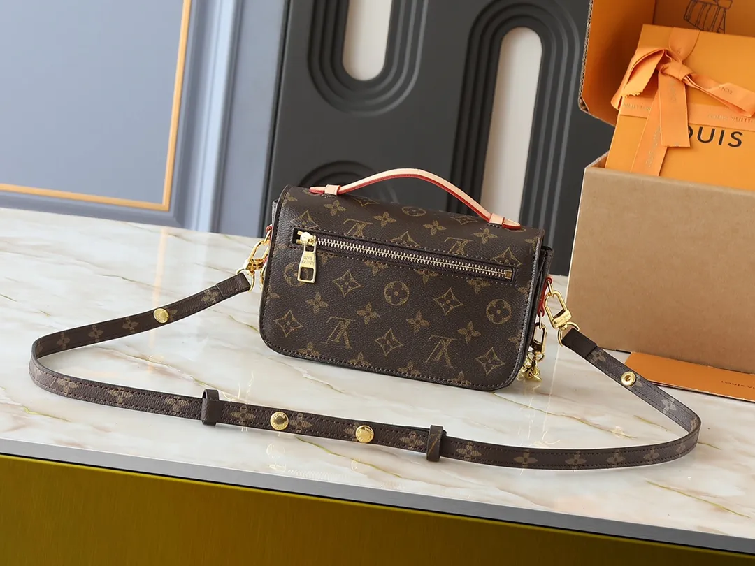 💰220💰M46279 This LV messenger bag comes in a small size. The East West Métis handbag adopts a fashionable shoulder school bag shape, which is full of trend. The compact bag is made from the brand's Monogram canvas, equipped with a chic S-lock closure and stylish top handles, and has a shiny polished surface. Versatile and spacious. The removable long shoulder strap makes it easy to carry on the shoulder or cross-body. It is a good companion for daily travel. Size 21.5x6x13.5cm