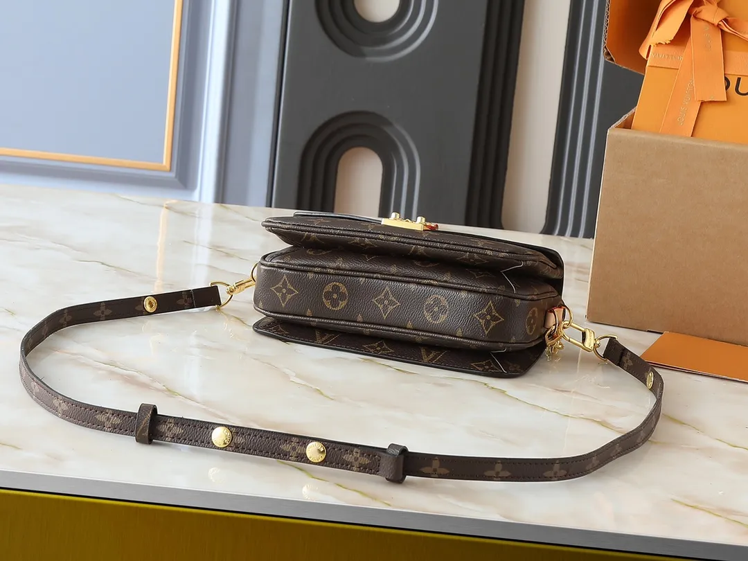 💰220💰M46279 This LV messenger bag comes in a small size. The East West Métis handbag adopts a fashionable shoulder school bag shape, which is full of trend. The compact bag is made from the brand's Monogram canvas, equipped with a chic S-lock closure and stylish top handles, and has a shiny polished surface. Versatile and spacious. The removable long shoulder strap makes it easy to carry on the shoulder or cross-body. It is a good companion for daily travel. Size 21.5x6x13.5cm