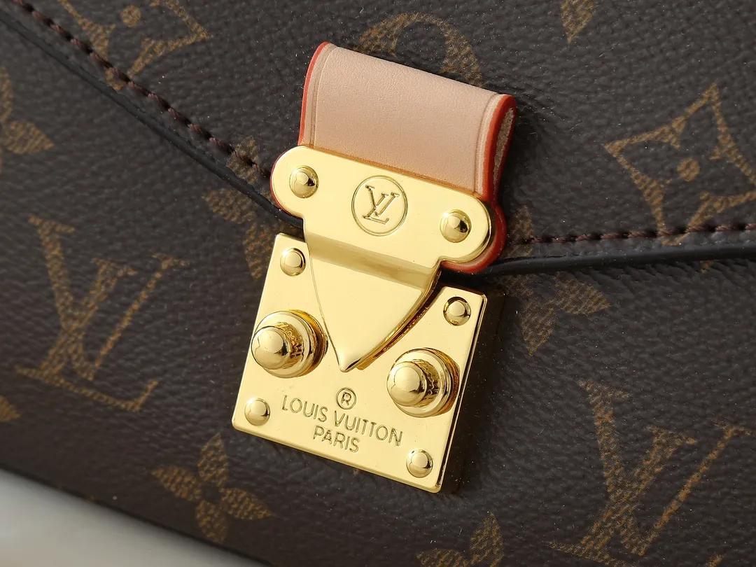 💰220💰M46279 This LV messenger bag comes in a small size. The East West Métis handbag adopts a fashionable shoulder school bag shape, which is full of trend. The compact bag is made from the brand's Monogram canvas, equipped with a chic S-lock closure and stylish top handles, and has a shiny polished surface. Versatile and spacious. The removable long shoulder strap makes it easy to carry on the shoulder or cross-body. It is a good companion for daily travel. Size 21.5x6x13.5cm