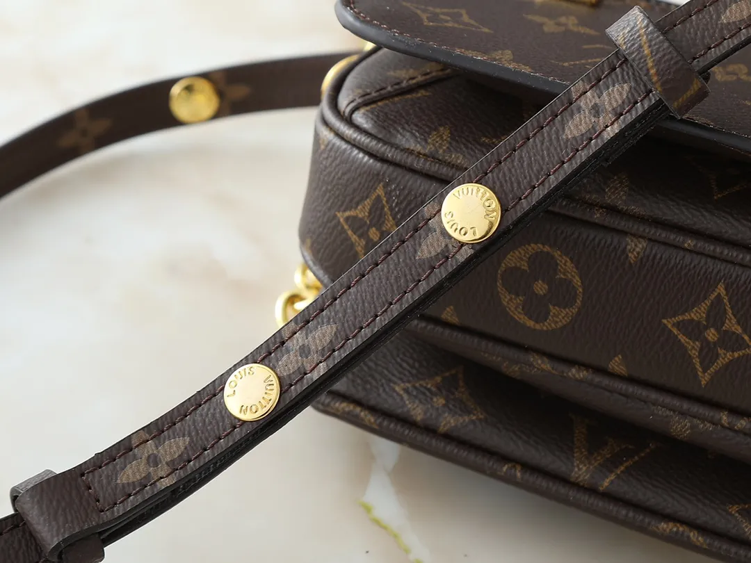 💰220💰M46279 This LV messenger bag comes in a small size. The East West Métis handbag adopts a fashionable shoulder school bag shape, which is full of trend. The compact bag is made from the brand's Monogram canvas, equipped with a chic S-lock closure and stylish top handles, and has a shiny polished surface. Versatile and spacious. The removable long shoulder strap makes it easy to carry on the shoulder or cross-body. It is a good companion for daily travel. Size 21.5x6x13.5cm