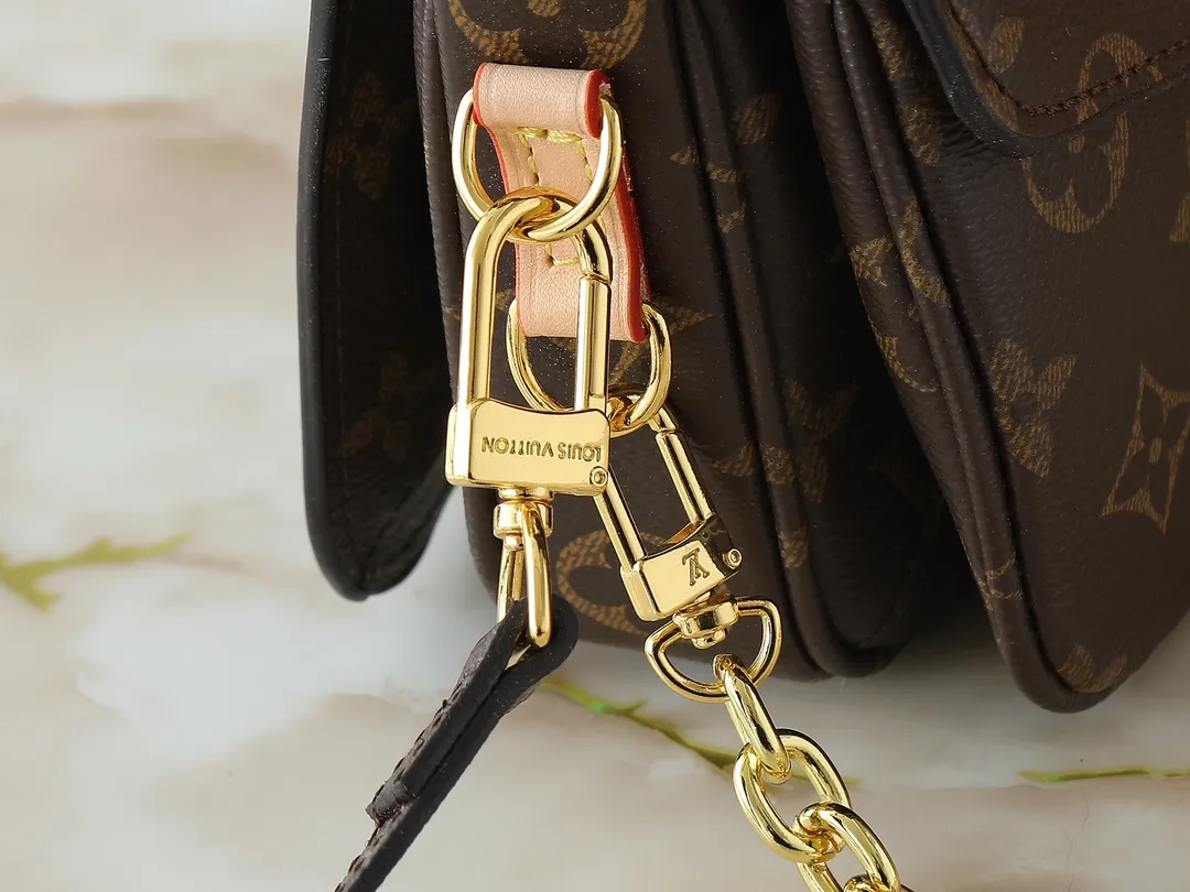 💰220💰M46279 This LV messenger bag comes in a small size. The East West Métis handbag adopts a fashionable shoulder school bag shape, which is full of trend. The compact bag is made from the brand's Monogram canvas, equipped with a chic S-lock closure and stylish top handles, and has a shiny polished surface. Versatile and spacious. The removable long shoulder strap makes it easy to carry on the shoulder or cross-body. It is a good companion for daily travel. Size 21.5x6x13.5cm