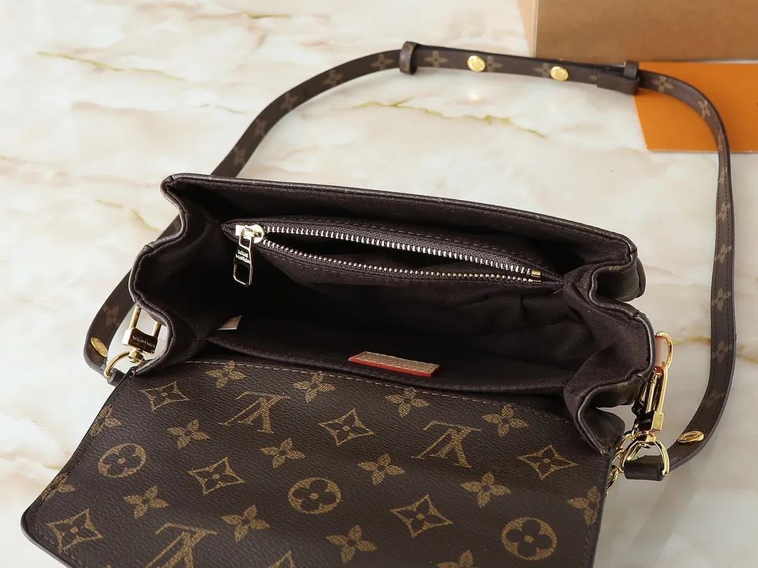 💰220💰M46279 This LV messenger bag comes in a small size. The East West Métis handbag adopts a fashionable shoulder school bag shape, which is full of trend. The compact bag is made from the brand's Monogram canvas, equipped with a chic S-lock closure and stylish top handles, and has a shiny polished surface. Versatile and spacious. The removable long shoulder strap makes it easy to carry on the shoulder or cross-body. It is a good companion for daily travel. Size 21.5x6x13.5cm