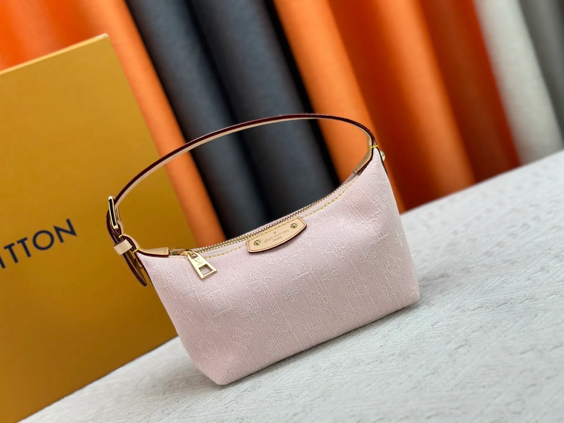 P240 [Official latest model] (Real shot and version matching method) M82949 lv Murakami Takashi co-branded NANOSPEEDY handbag This Nano Speedy handbag combines Monogram canvas and cow leather trim printing, with 33 colorful colors to interpret white, three-color and black three-color. It has been launched in twelve sections and is very popular around the world and is loved by celebrities and celebrities. 20.5 x 6 x 16 cm (length x height x width)