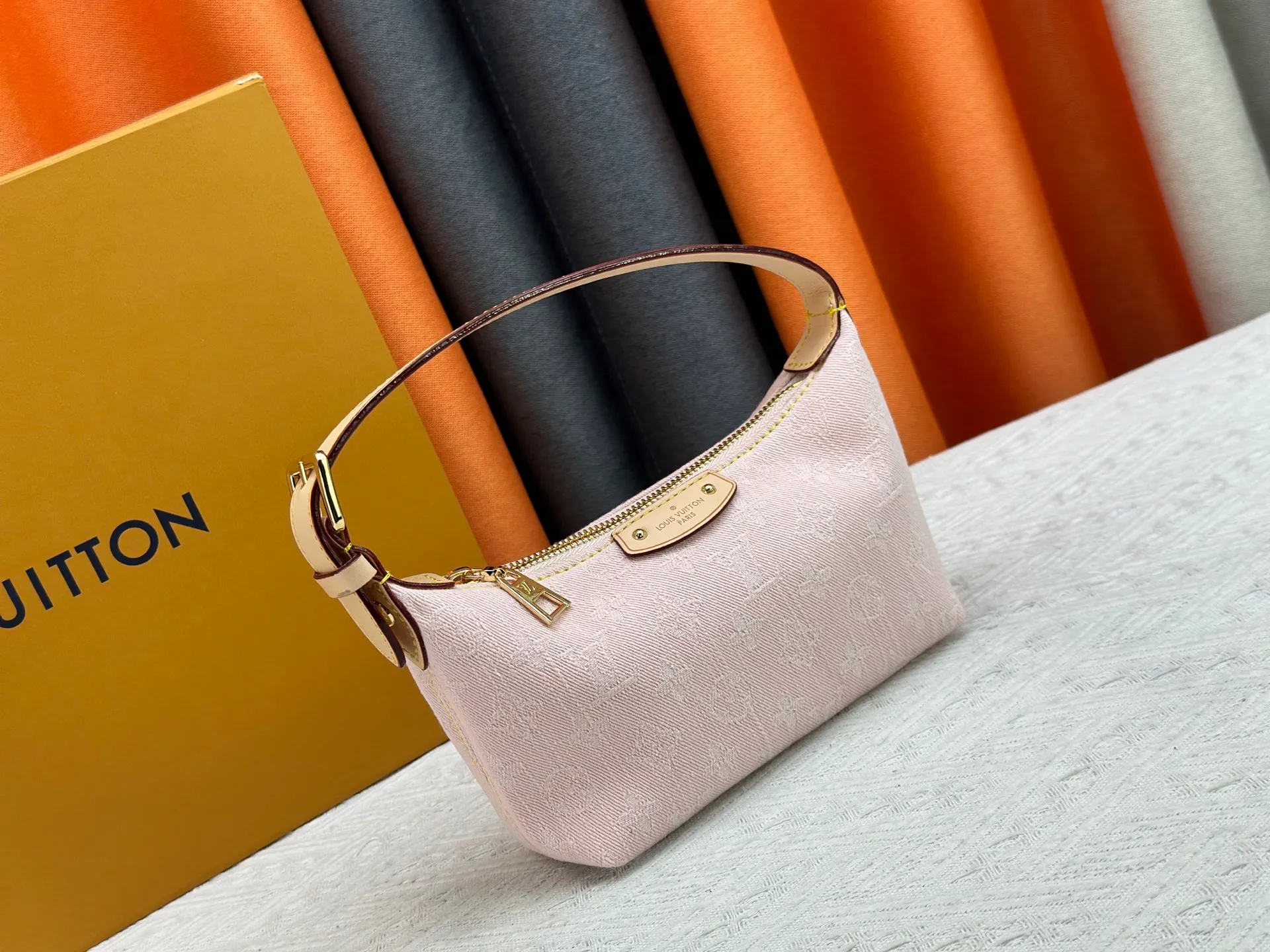 P240 [Official latest model] (Real shot and version matching method) M82949 lv Murakami Takashi co-branded NANOSPEEDY handbag This Nano Speedy handbag combines Monogram canvas and cow leather trim printing, with 33 colorful colors to interpret white, three-color and black three-color. It has been launched in twelve sections and is very popular around the world and is loved by celebrities and celebrities. 20.5 x 6 x 16 cm (length x height x width)