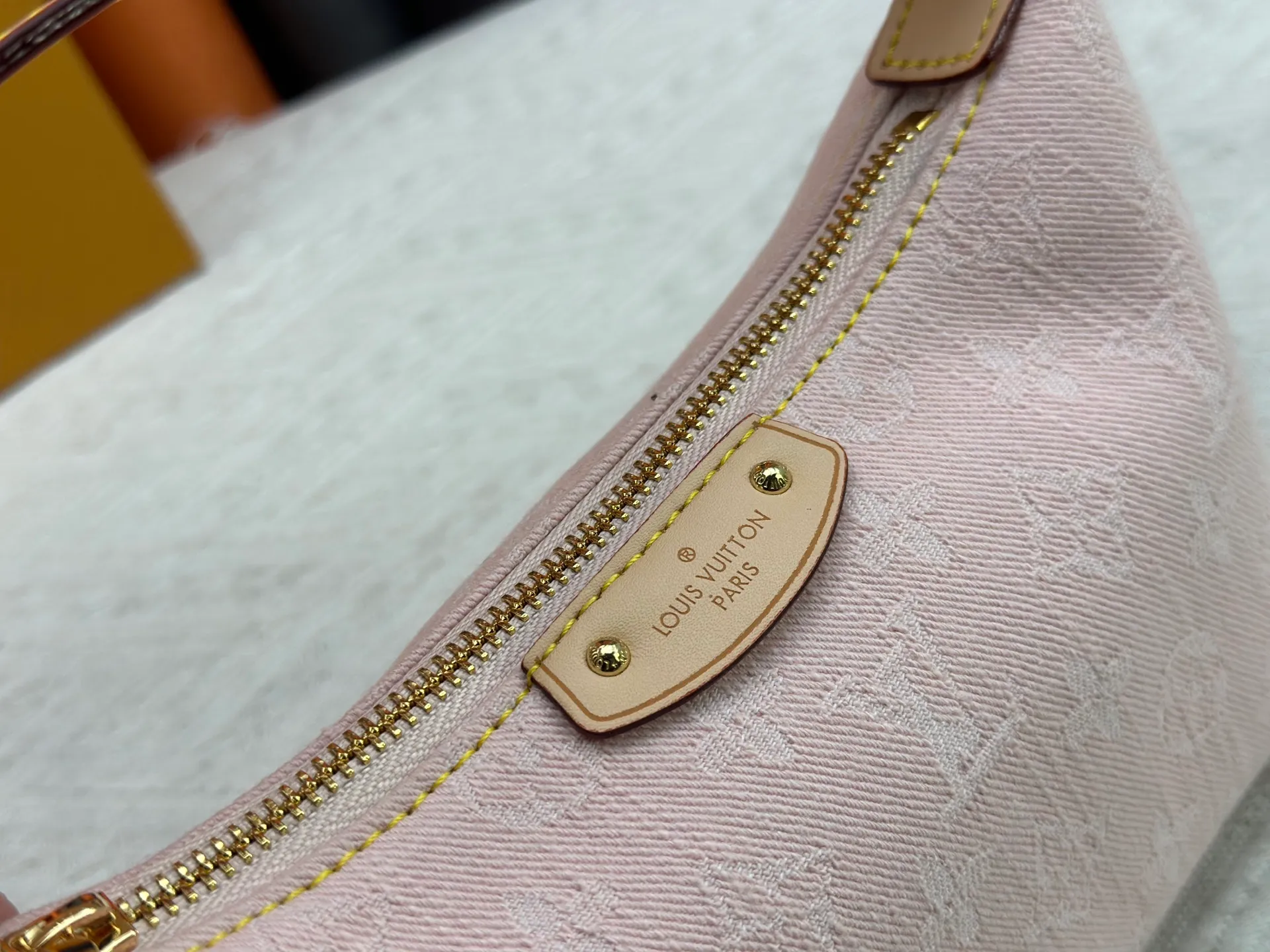 P240 [Official latest model] (Real shot and version matching method) M82949 lv Murakami Takashi co-branded NANOSPEEDY handbag This Nano Speedy handbag combines Monogram canvas and cow leather trim printing, with 33 colorful colors to interpret white, three-color and black three-color. It has been launched in twelve sections and is very popular around the world and is loved by celebrities and celebrities. 20.5 x 6 x 16 cm (length x height x width)