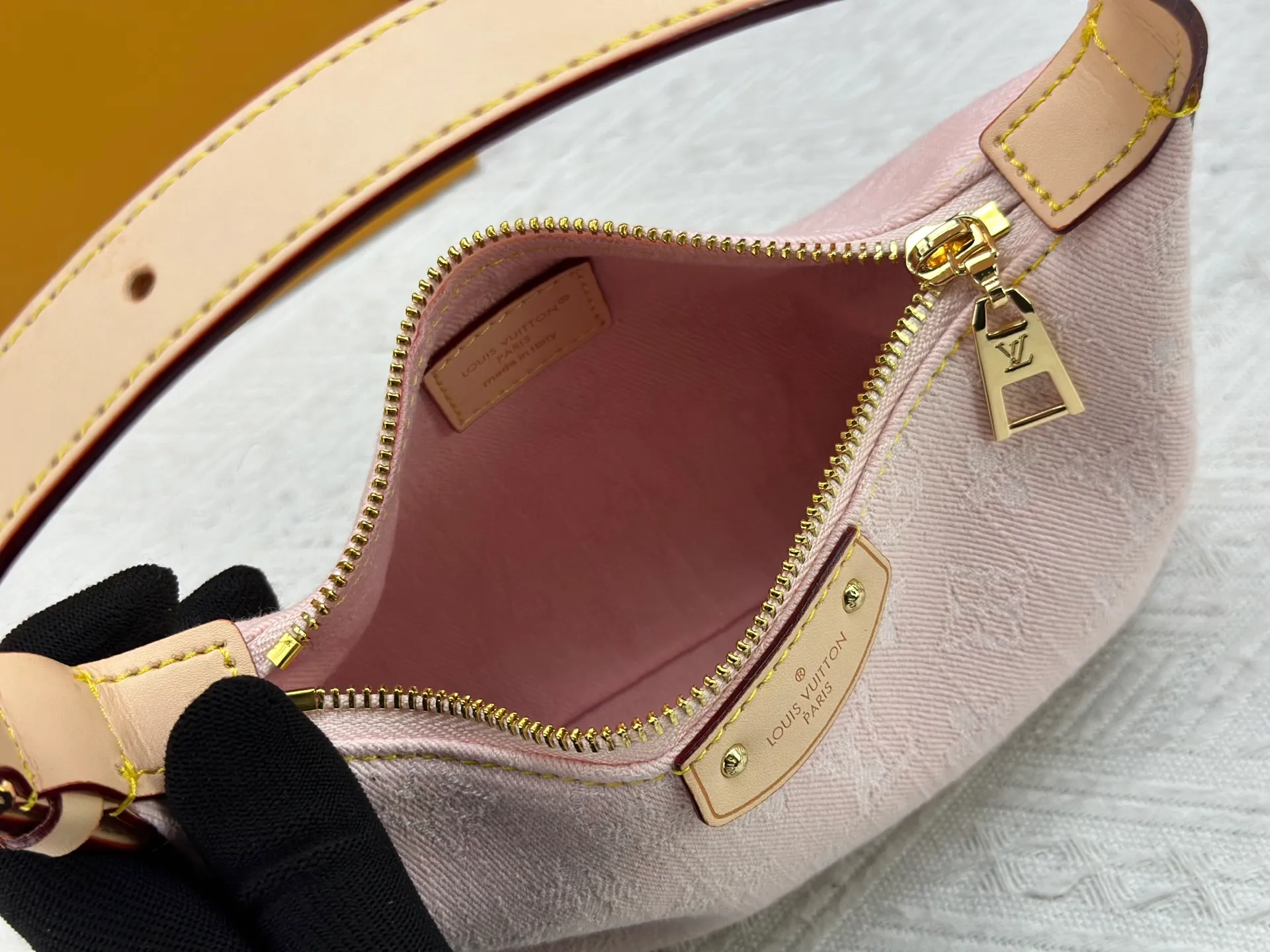 P240 [Official latest model] (Real shot and version matching method) M82949 lv Murakami Takashi co-branded NANOSPEEDY handbag This Nano Speedy handbag combines Monogram canvas and cow leather trim printing, with 33 colorful colors to interpret white, three-color and black three-color. It has been launched in twelve sections and is very popular around the world and is loved by celebrities and celebrities. 20.5 x 6 x 16 cm (length x height x width)