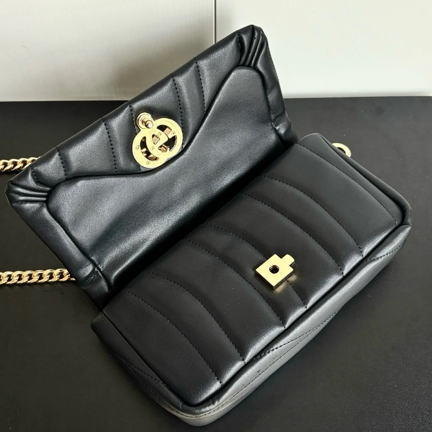 Actual shot #💰360 Style number: 806017 full cowhide Size: 21X height 12.5X side width 4.5 Upgraded original quality Original heavy hardware!