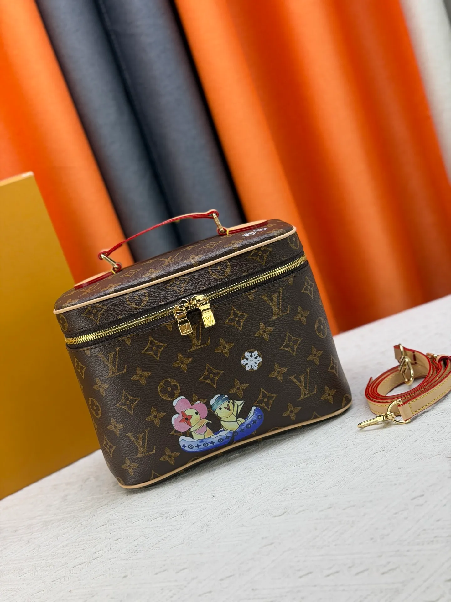 P280 upgraded original version🔥Double-sided color changing leather🔥M42265 M26647 Small is beautiful. Inspired by the iconic Nice cosmetic bag, this elegant toiletry bag is a statement piece for carrying your beauty essentials. A hidden zipper pocket on the inside of the flap can store valuable personal items. Dimensions: 24.0 x 18.0 x 14.5 cm (length x height x width)