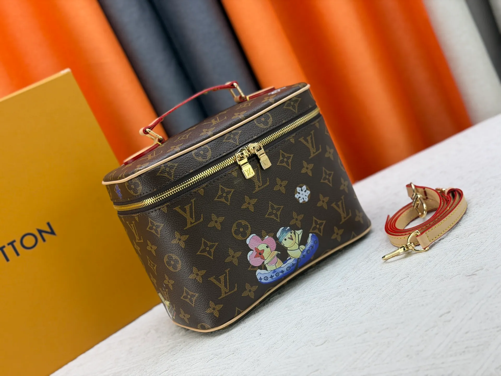 P280 upgraded original version🔥Double-sided color changing leather🔥M42265 M26647 Small is beautiful. Inspired by the iconic Nice cosmetic bag, this elegant toiletry bag is a statement piece for carrying your beauty essentials. A hidden zipper pocket on the inside of the flap can store valuable personal items. Dimensions: 24.0 x 18.0 x 14.5 cm (length x height x width)