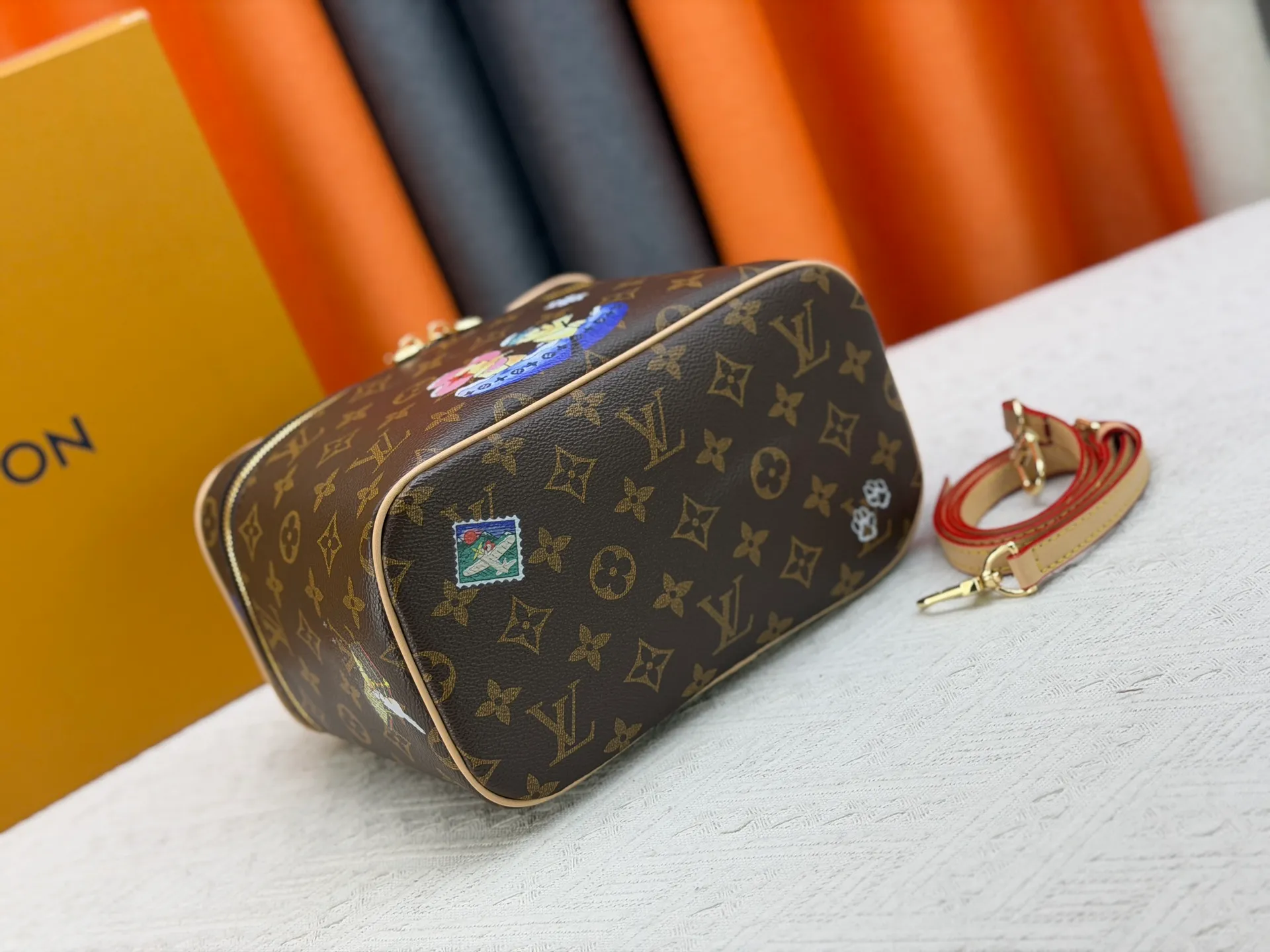 P280 upgraded original version🔥Double-sided color changing leather🔥M42265 M26647 Small is beautiful. Inspired by the iconic Nice cosmetic bag, this elegant toiletry bag is a statement piece for carrying your beauty essentials. A hidden zipper pocket on the inside of the flap can store valuable personal items. Dimensions: 24.0 x 18.0 x 14.5 cm (length x height x width)