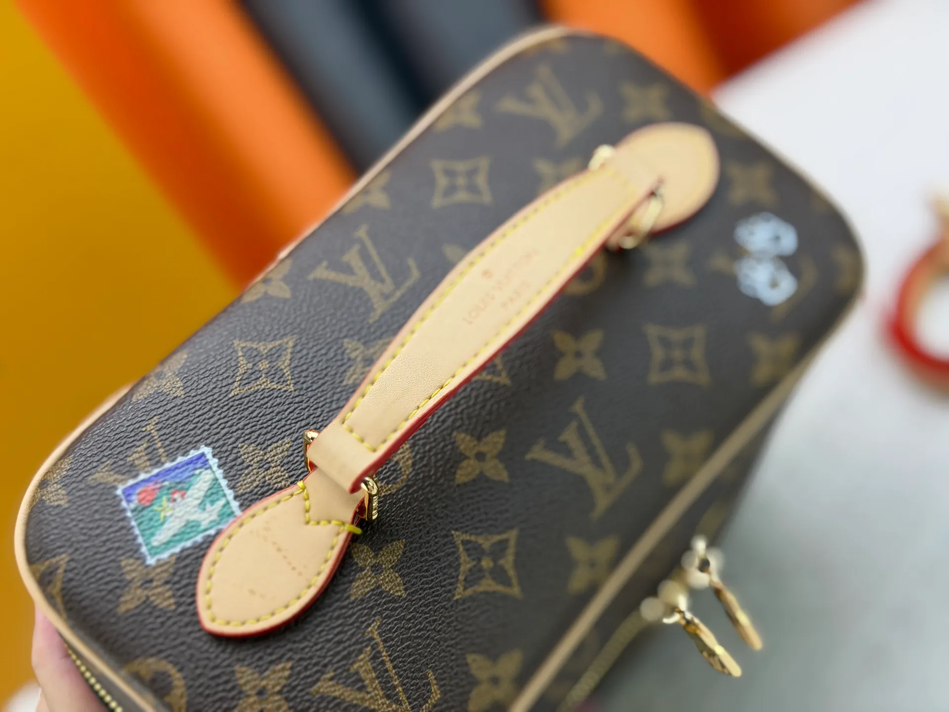 P280 upgraded original version🔥Double-sided color changing leather🔥M42265 M26647 Small is beautiful. Inspired by the iconic Nice cosmetic bag, this elegant toiletry bag is a statement piece for carrying your beauty essentials. A hidden zipper pocket on the inside of the flap can store valuable personal items. Dimensions: 24.0 x 18.0 x 14.5 cm (length x height x width)
