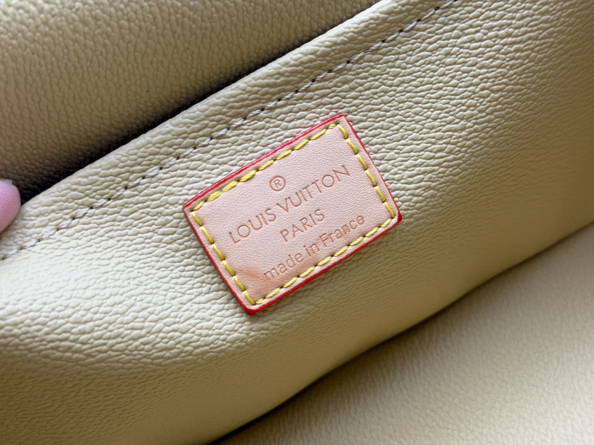 P280 upgraded original version🔥Double-sided color changing leather🔥M42265 M26647 Small is beautiful. Inspired by the iconic Nice cosmetic bag, this elegant toiletry bag is a statement piece for carrying your beauty essentials. A hidden zipper pocket on the inside of the flap can store valuable personal items. Dimensions: 24.0 x 18.0 x 14.5 cm (length x height x width)
