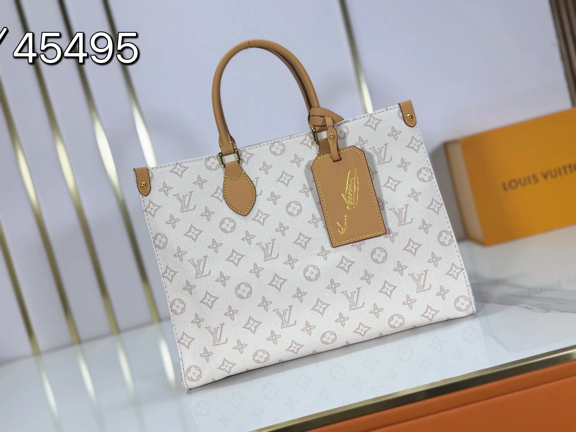 P260 Upgraded original M28289 M45495 M44571 To celebrate the 130th anniversary of the Louis Vuitton Monogram pattern, this OnTheGo medium handbag chooses Monogram Origine Bleu Courrier pattern canvas to reinterpret the classic elements from a retro perspective. The shoulder straps, handles and address plaque are cut out of cowhide, and the striped lining and pockets open to reveal. Zipper bag securely stores valuables. Dimensions: 35 x 27 x 14 (cm) ((length x height x width)