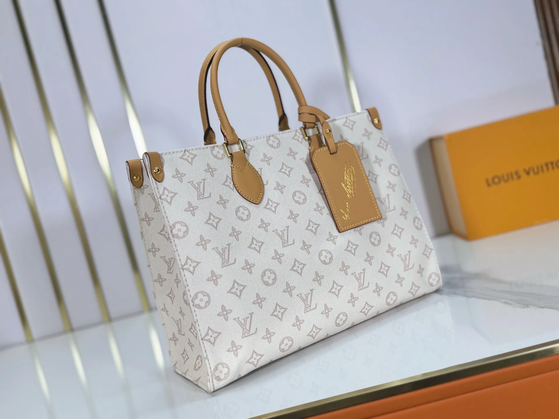 P260 Upgraded original M28289 M45495 M44571 To celebrate the 130th anniversary of the Louis Vuitton Monogram pattern, this OnTheGo medium handbag chooses Monogram Origine Bleu Courrier pattern canvas to reinterpret the classic elements from a retro perspective. The shoulder straps, handles and address plaque are cut out of cowhide, and the striped lining and pockets open to reveal. Zipper bag securely stores valuables. Dimensions: 35 x 27 x 14 (cm) ((length x height x width)