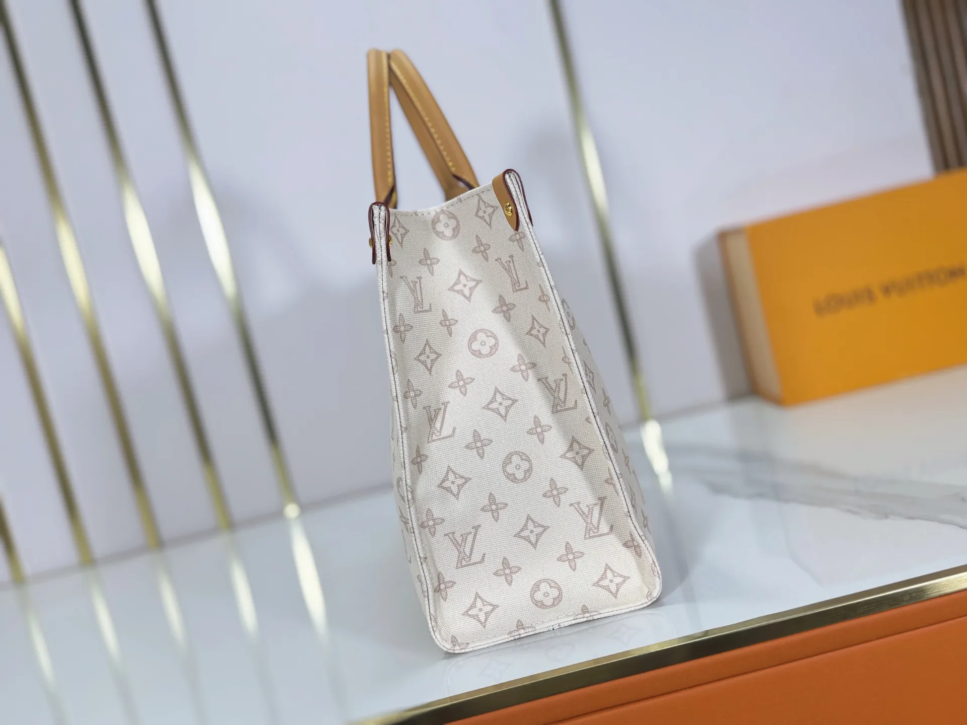 P260 Upgraded original M28289 M45495 M44571 To celebrate the 130th anniversary of the Louis Vuitton Monogram pattern, this OnTheGo medium handbag chooses Monogram Origine Bleu Courrier pattern canvas to reinterpret the classic elements from a retro perspective. The shoulder straps, handles and address plaque are cut out of cowhide, and the striped lining and pockets open to reveal. Zipper bag securely stores valuables. Dimensions: 35 x 27 x 14 (cm) ((length x height x width)