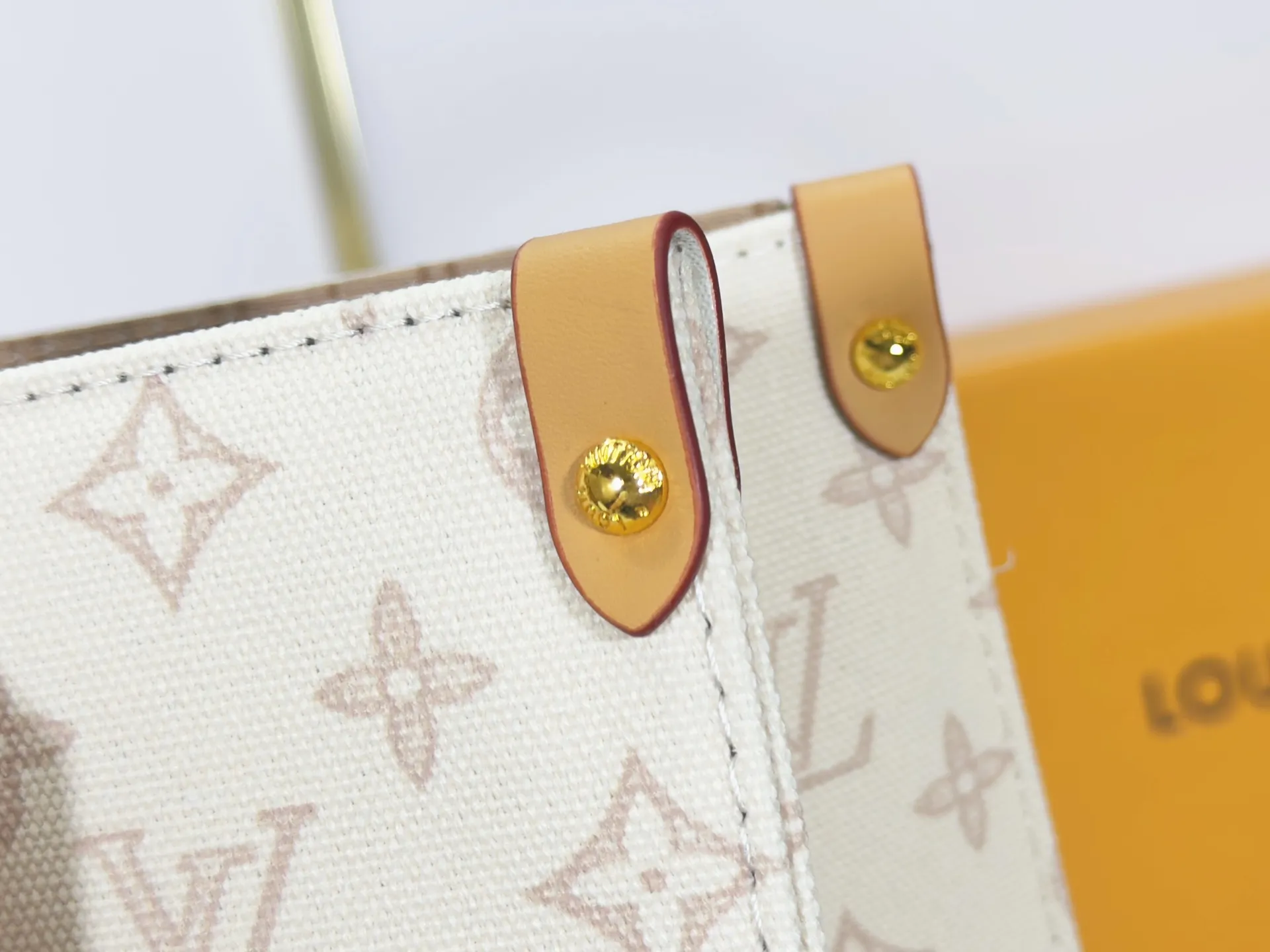P260 Upgraded original M28289 M45495 M44571 To celebrate the 130th anniversary of the Louis Vuitton Monogram pattern, this OnTheGo medium handbag chooses Monogram Origine Bleu Courrier pattern canvas to reinterpret the classic elements from a retro perspective. The shoulder straps, handles and address plaque are cut out of cowhide, and the striped lining and pockets open to reveal. Zipper bag securely stores valuables. Dimensions: 35 x 27 x 14 (cm) ((length x height x width)