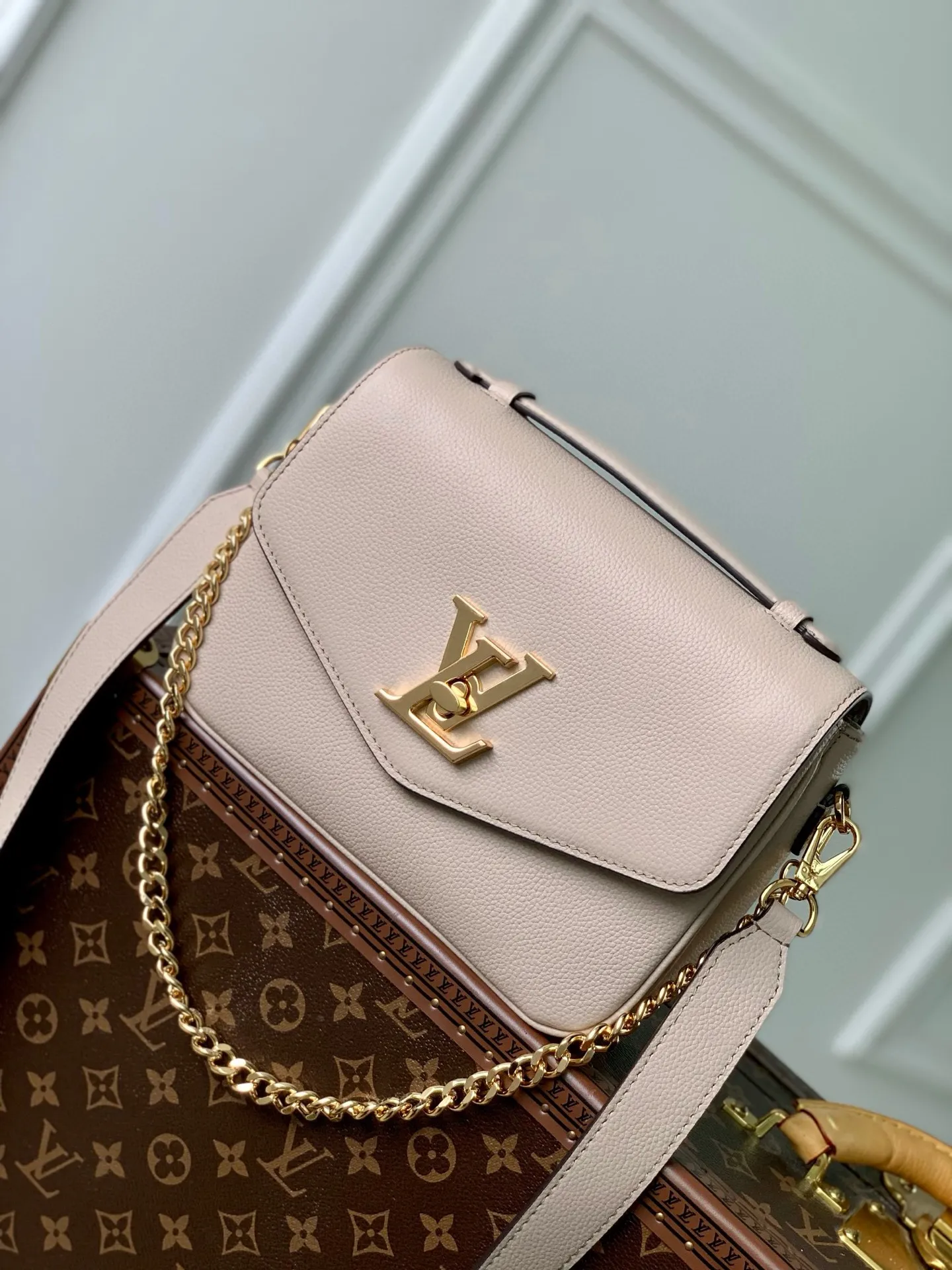 💰1140 (top layer leather) top original M22792 Oxford handbag is made of soft grain leather, with dazzling metal parts to highlight the brand style. The detachable chain and adjustable leather strap allow for a variety of carrying options, adding a dynamic feel to everyday life and day and night occasions. 22.0 x 16.0 x 9.5 cm (length x height x width)