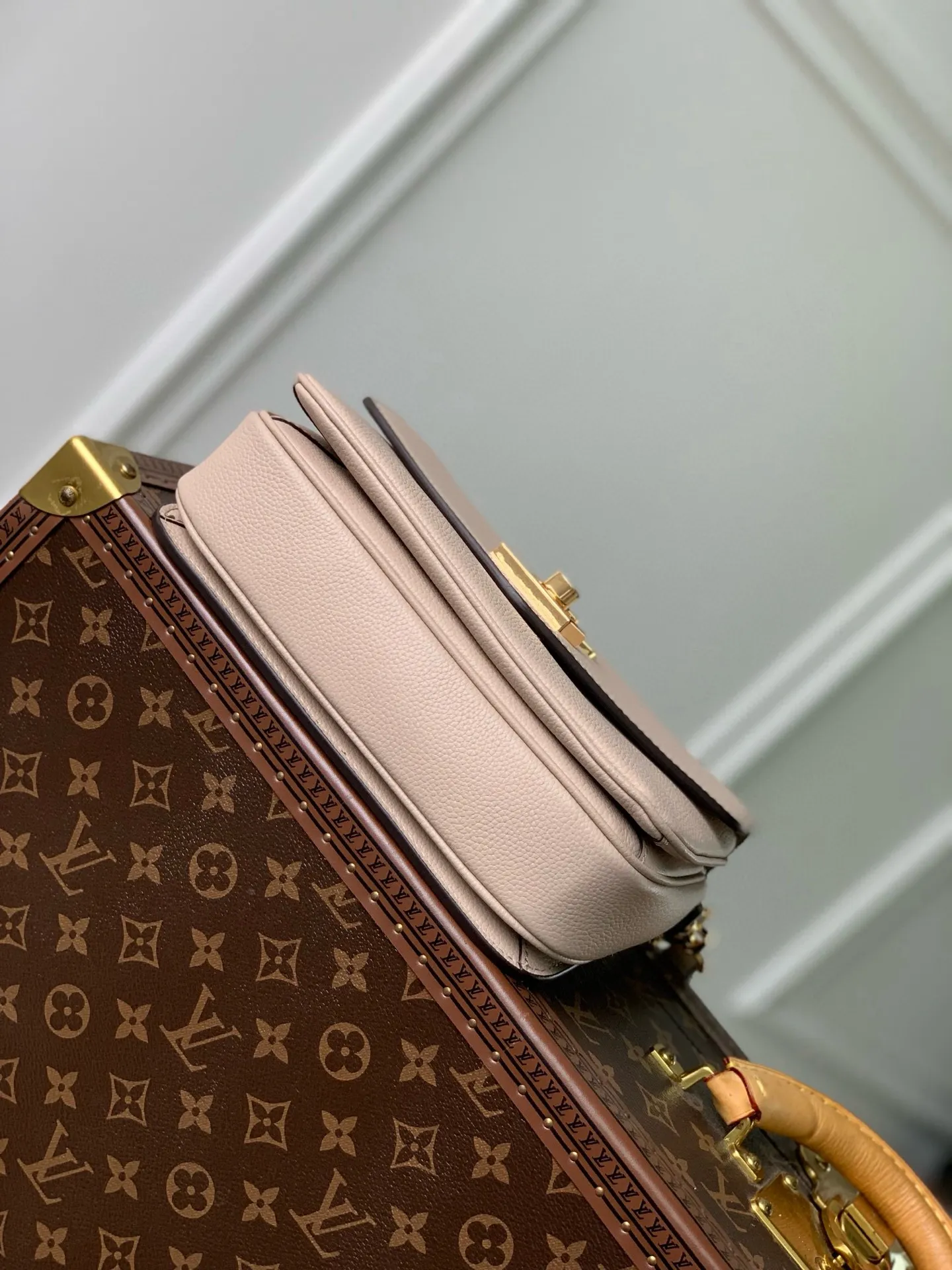 💰1140 (top layer leather) top original M22792 Oxford handbag is made of soft grain leather, with dazzling metal parts to highlight the brand style. The detachable chain and adjustable leather strap allow for a variety of carrying options, adding a dynamic feel to everyday life and day and night occasions. 22.0 x 16.0 x 9.5 cm (length x height x width)