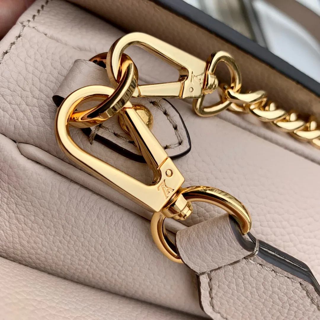 💰1140 (top layer leather) top original M22792 Oxford handbag is made of soft grain leather, with dazzling metal parts to highlight the brand style. The detachable chain and adjustable leather strap allow for a variety of carrying options, adding a dynamic feel to everyday life and day and night occasions. 22.0 x 16.0 x 9.5 cm (length x height x width)