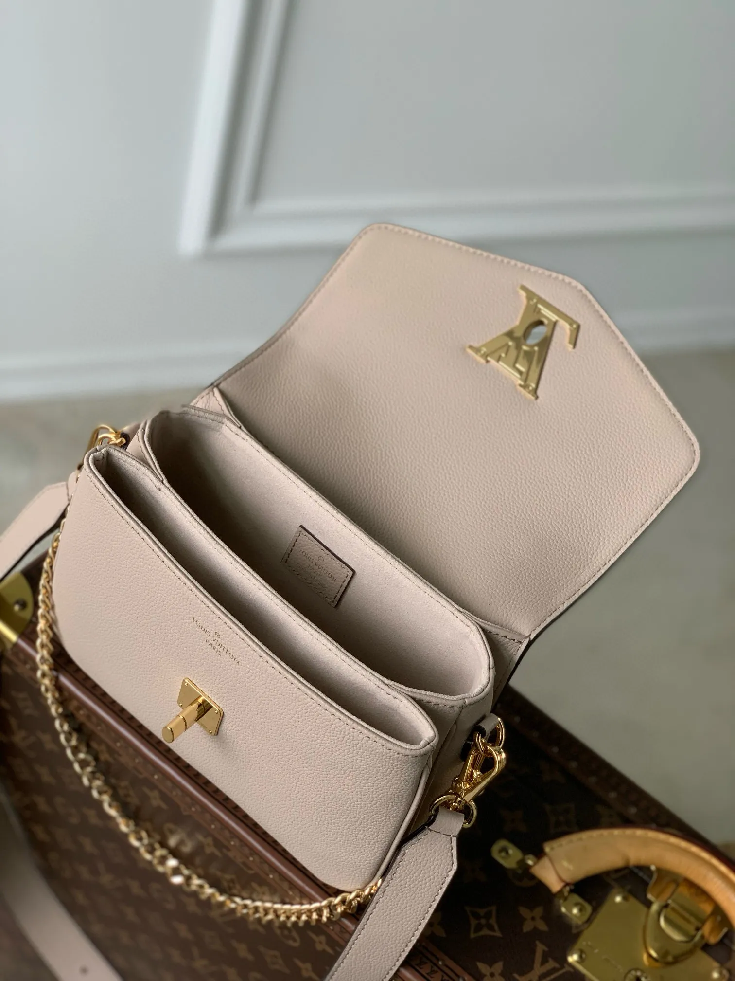 💰1140 (top layer leather) top original M22792 Oxford handbag is made of soft grain leather, with dazzling metal parts to highlight the brand style. The detachable chain and adjustable leather strap allow for a variety of carrying options, adding a dynamic feel to everyday life and day and night occasions. 22.0 x 16.0 x 9.5 cm (length x height x width)