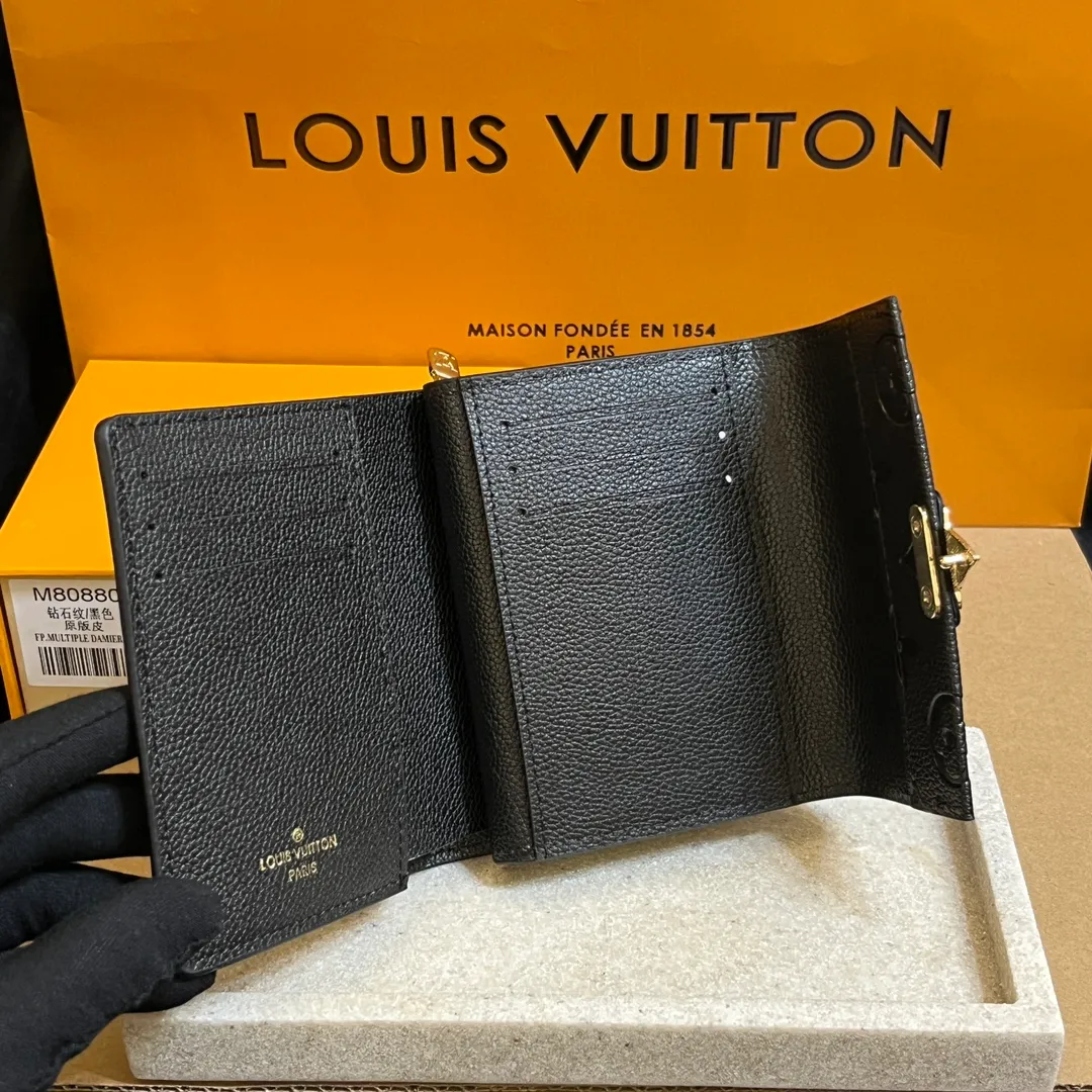 💰160 💎Top original laser hardware # (imitation original quality) This Métis small wallet is made of soft Monogram Empreinte leather and embellished with the classic Monogram pattern, inspired by the Métis leather goods series. The wallet's flap is secured with a mini S-lock, a nod to traditional Louis Vuitton luggage. Compact yet practical, the wallet features a zippered accordion coin purse, two patch pockets and six credit card slots. Model: M80880 M81071 Dimensions: 11.5 x 8.5 x 4 cm