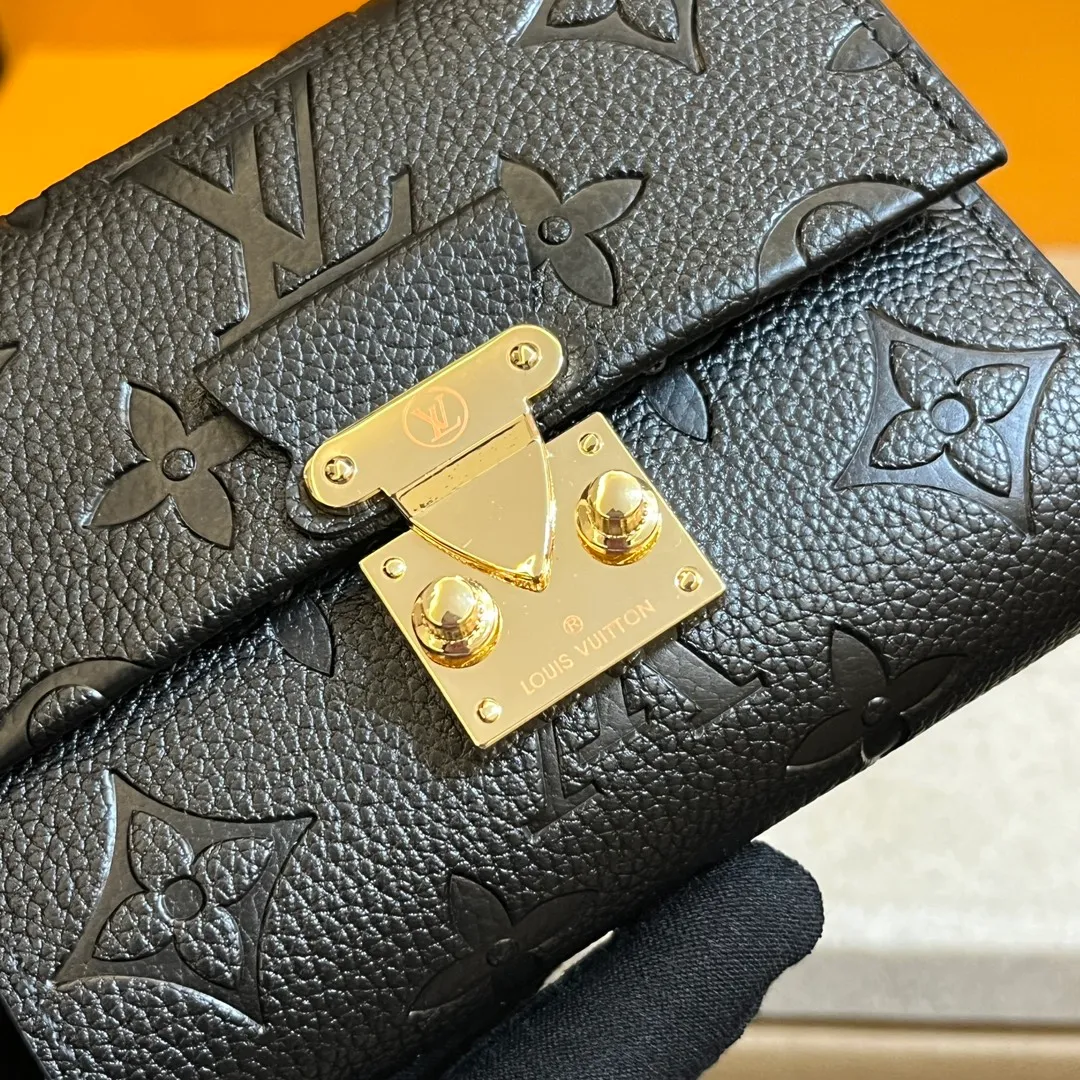 💰160 💎Top original laser hardware # (imitation original quality) This Métis small wallet is made of soft Monogram Empreinte leather and embellished with the classic Monogram pattern, inspired by the Métis leather goods series. The wallet's flap is secured with a mini S-lock, a nod to traditional Louis Vuitton luggage. Compact yet practical, the wallet features a zippered accordion coin purse, two patch pockets and six credit card slots. Model: M80880 M81071 Dimensions: 11.5 x 8.5 x 4 cm