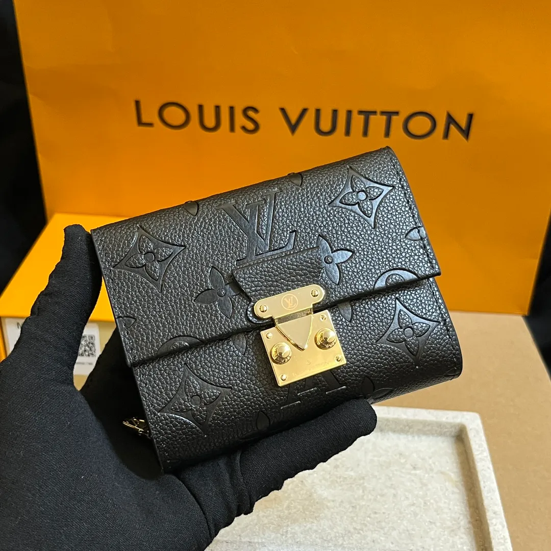 💰160 💎Top original laser hardware # (imitation original quality) This Métis small wallet is made of soft Monogram Empreinte leather and embellished with the classic Monogram pattern, inspired by the Métis leather goods series. The wallet's flap is secured with a mini S-lock, a nod to traditional Louis Vuitton luggage. Compact yet practical, the wallet features a zippered accordion coin purse, two patch pockets and six credit card slots. Model: M80880 M81071 Dimensions: 11.5 x 8.5 x 4 cm