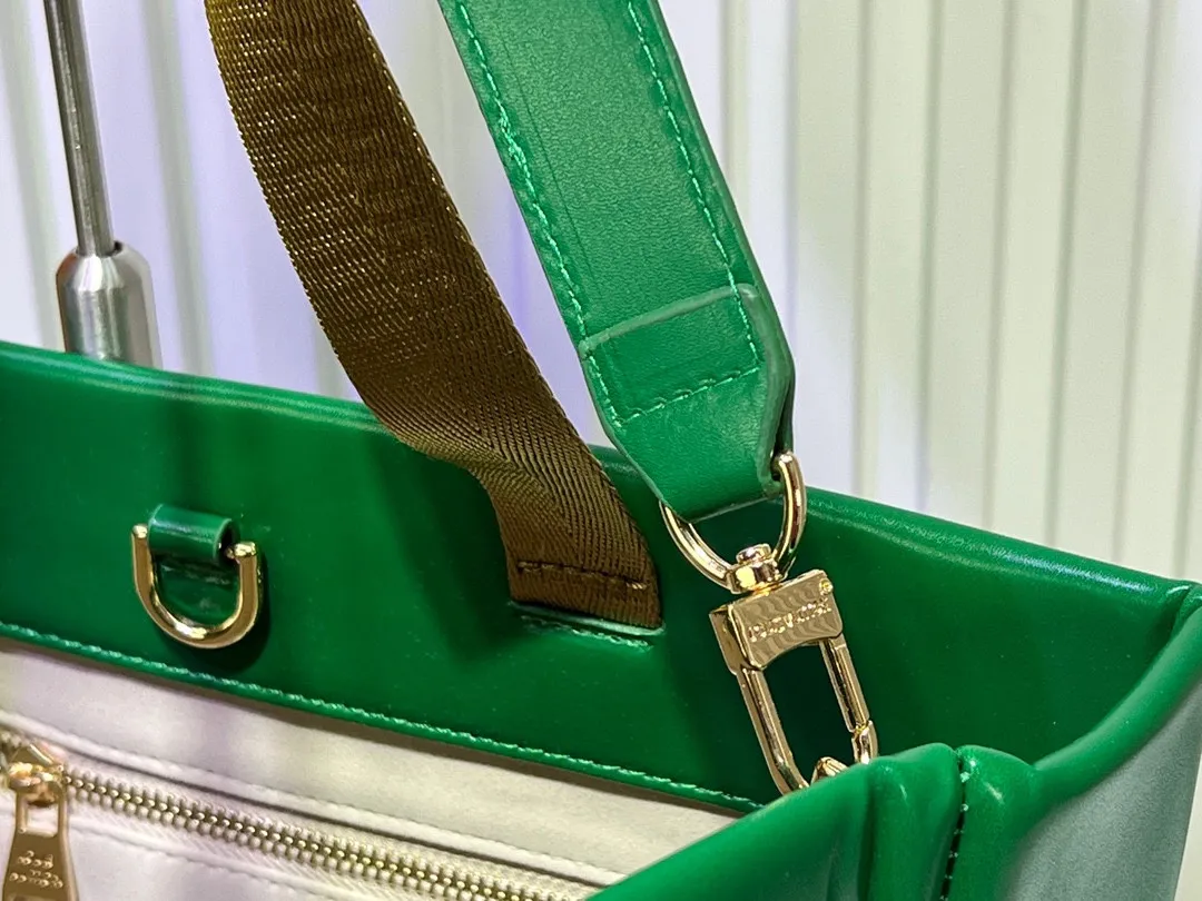 Batch 320💰Medium M24457 This medium Shopper handbag draws inspiration from Louis Vuitton shopping bags, with the words Louis Vuitton and Maison Fondée En 1854 written on soft cow leather, with a top handle and a detachable shoulder strap. Dimensions: 34x31x14cm