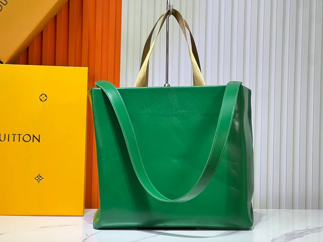 Batch 320💰Medium M24457 This medium Shopper handbag draws inspiration from Louis Vuitton shopping bags, with the words Louis Vuitton and Maison Fondée En 1854 written on soft cow leather, with a top handle and a detachable shoulder strap. Dimensions: 34x31x14cm