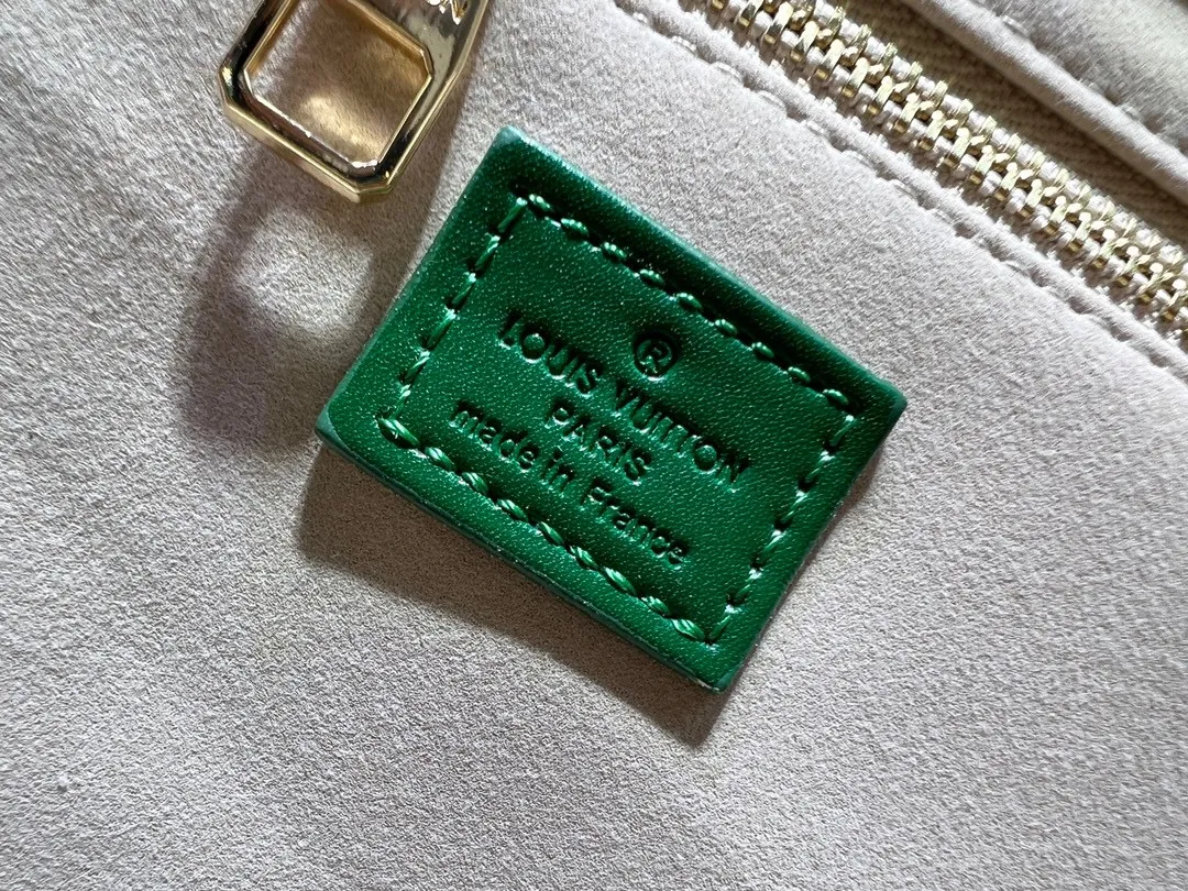 Batch 320💰Medium M24457 This medium Shopper handbag draws inspiration from Louis Vuitton shopping bags, with the words Louis Vuitton and Maison Fondée En 1854 written on soft cow leather, with a top handle and a detachable shoulder strap. Dimensions: 34x31x14cm
