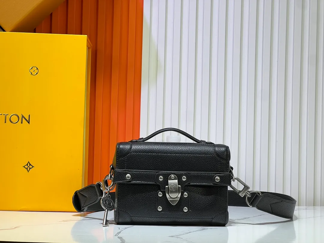 Batch 380💰M11743 black flower M11516 black M11535 old flower M12686 green This Soul Trunk handbag is crafted by Pharrell Williams and is made of flexible LV Colorado cow leather with a grained texture. The Tumbler's magnetic clasp, rivets and top handles harken back to classic hard case elements, while a removable and adjustable shoulder strap completes the sophisticated details. Size: 19x15x7cm